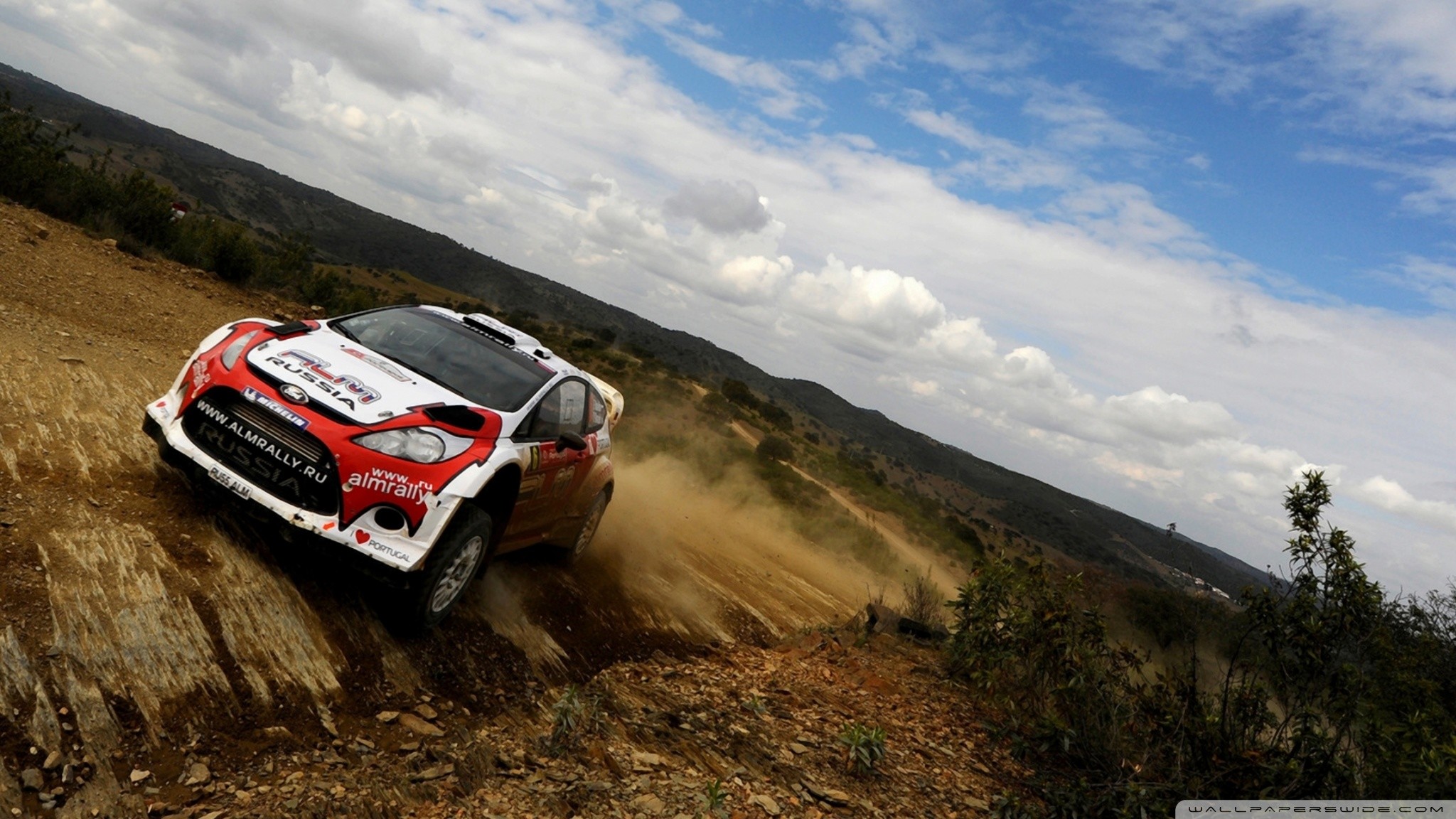 Ford Fiesta RS WRC, Sterrato, Collina, Cielo nuvoloso, Full HD, sfondo Windows 11