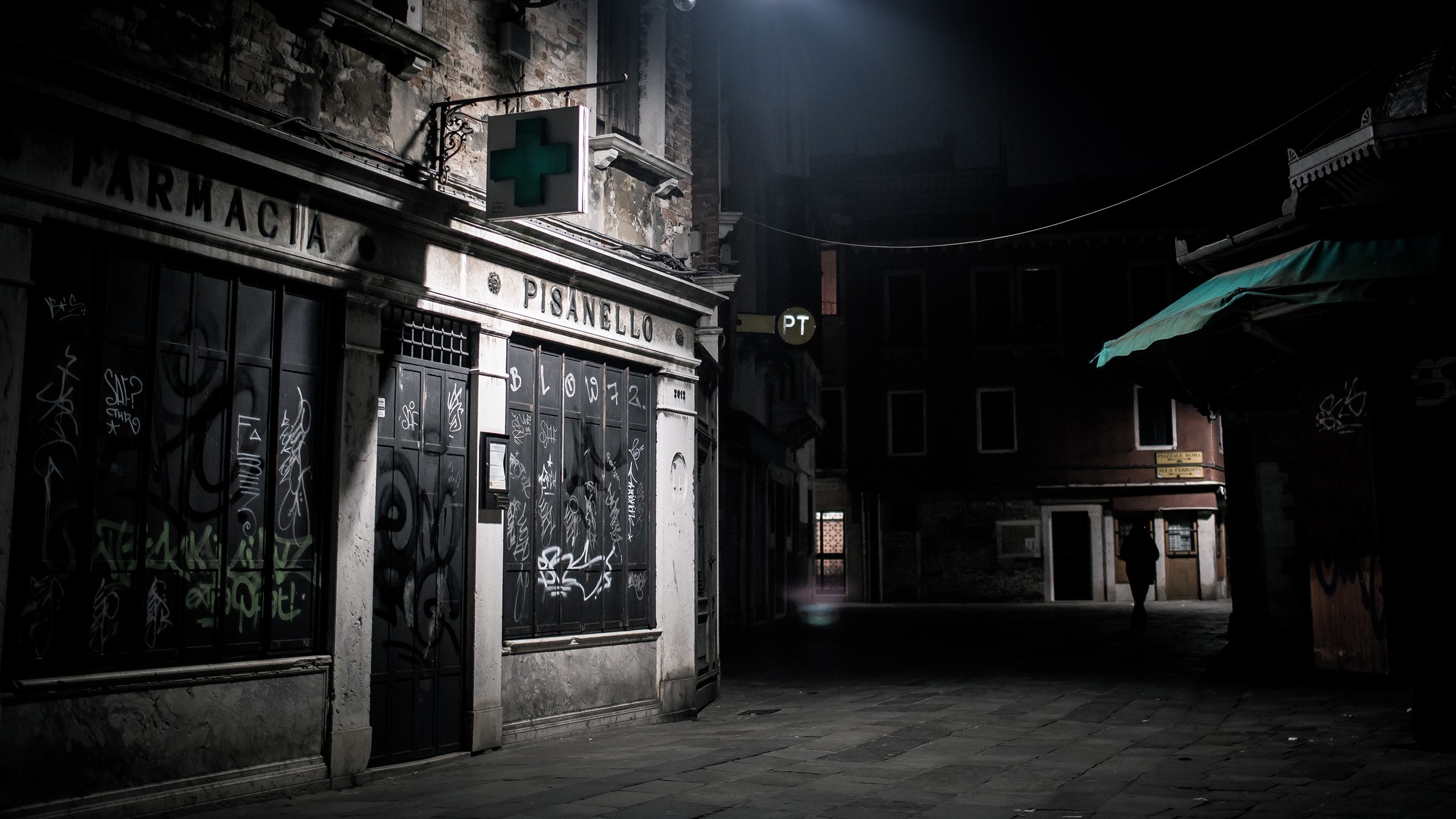 Farmacia, Notte, Vicolo, Città italiana, 2K, sfondo per PC