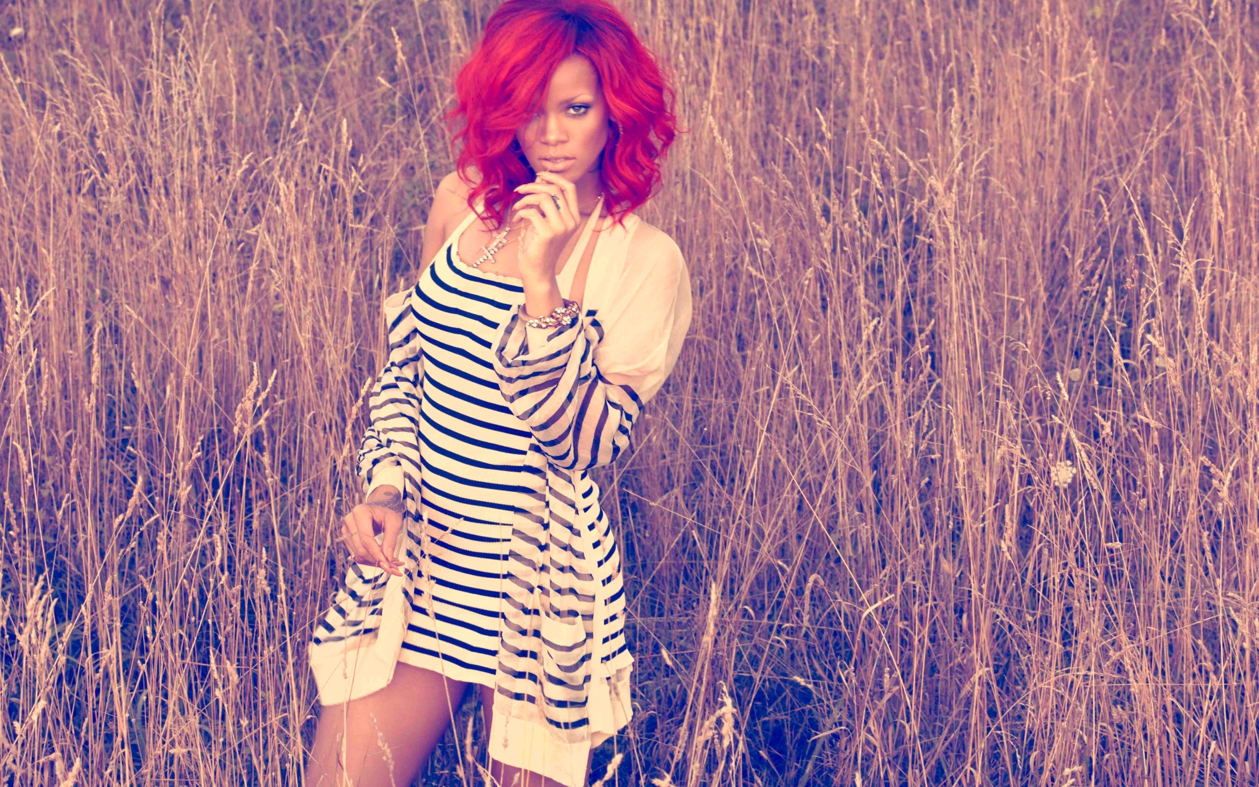 Rihanna, Capelli rossi, Erba alta, Tonalità pastello, 2560x1600, sfondo MacBook Pro