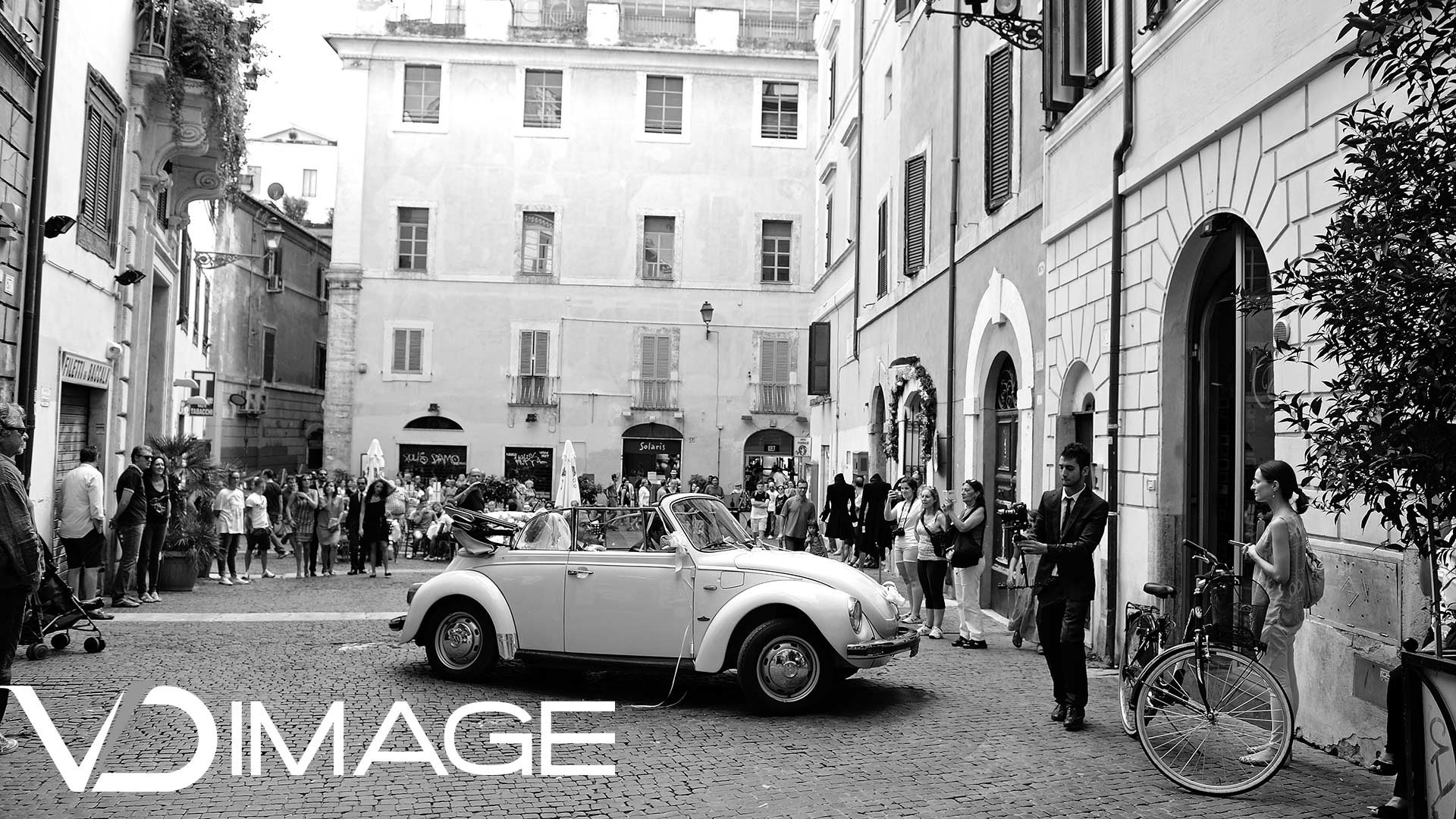 Volkswagen Maggiolino, Bianco e nero, Piazza, Vintage, 1920x1080, immagine di sfondo