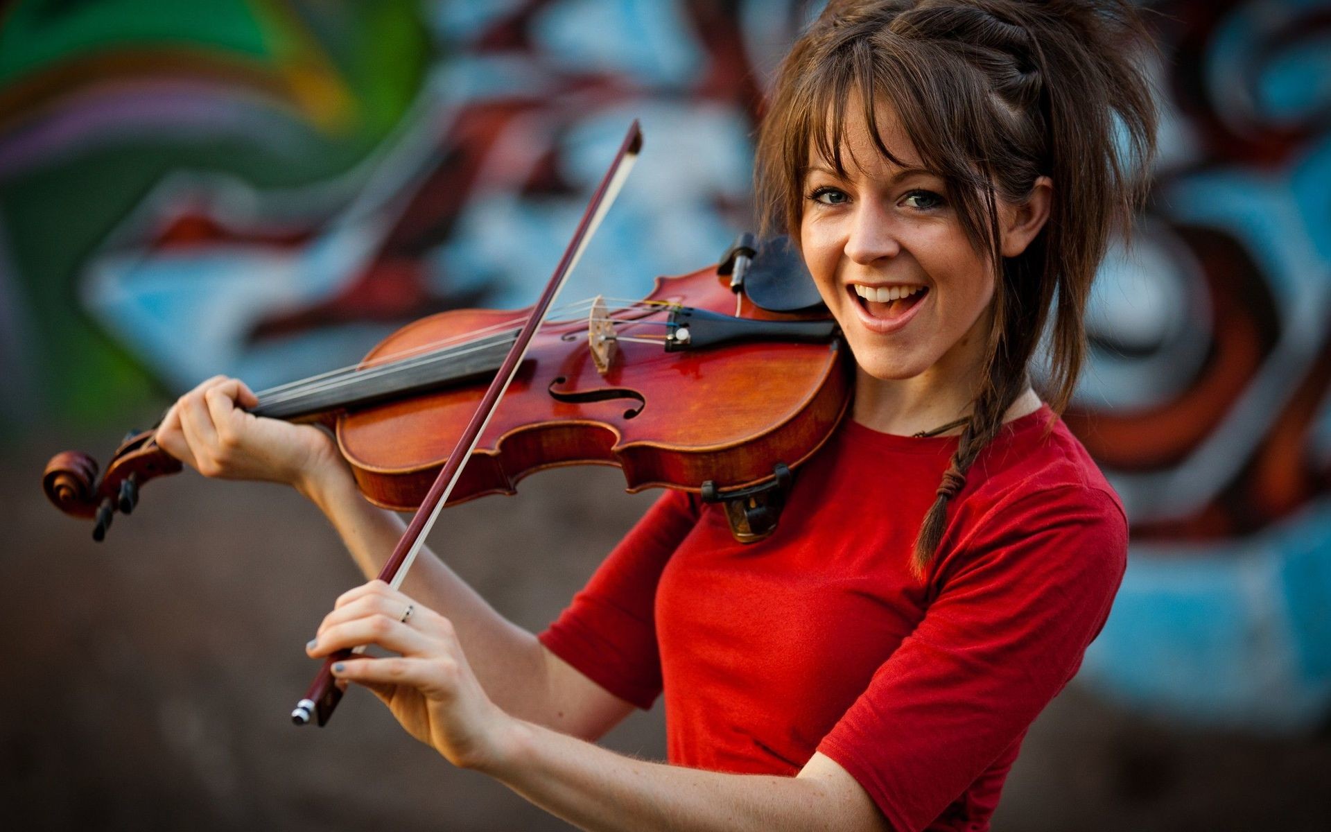 Lindsey Stirling, Violino, Graffiti, Sorriso, 1920x1200, sfondo per PC
