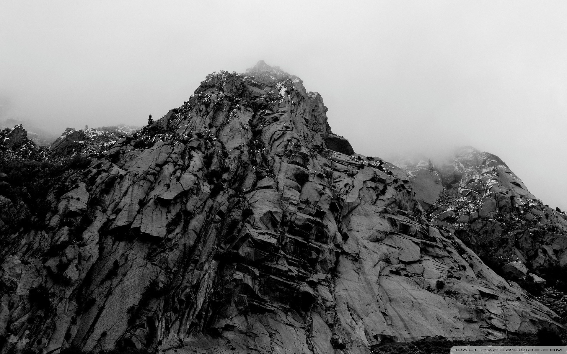 Picco roccioso, Bianco e nero, Nebbia, Roccia, Full HD, sfondo Windows 11