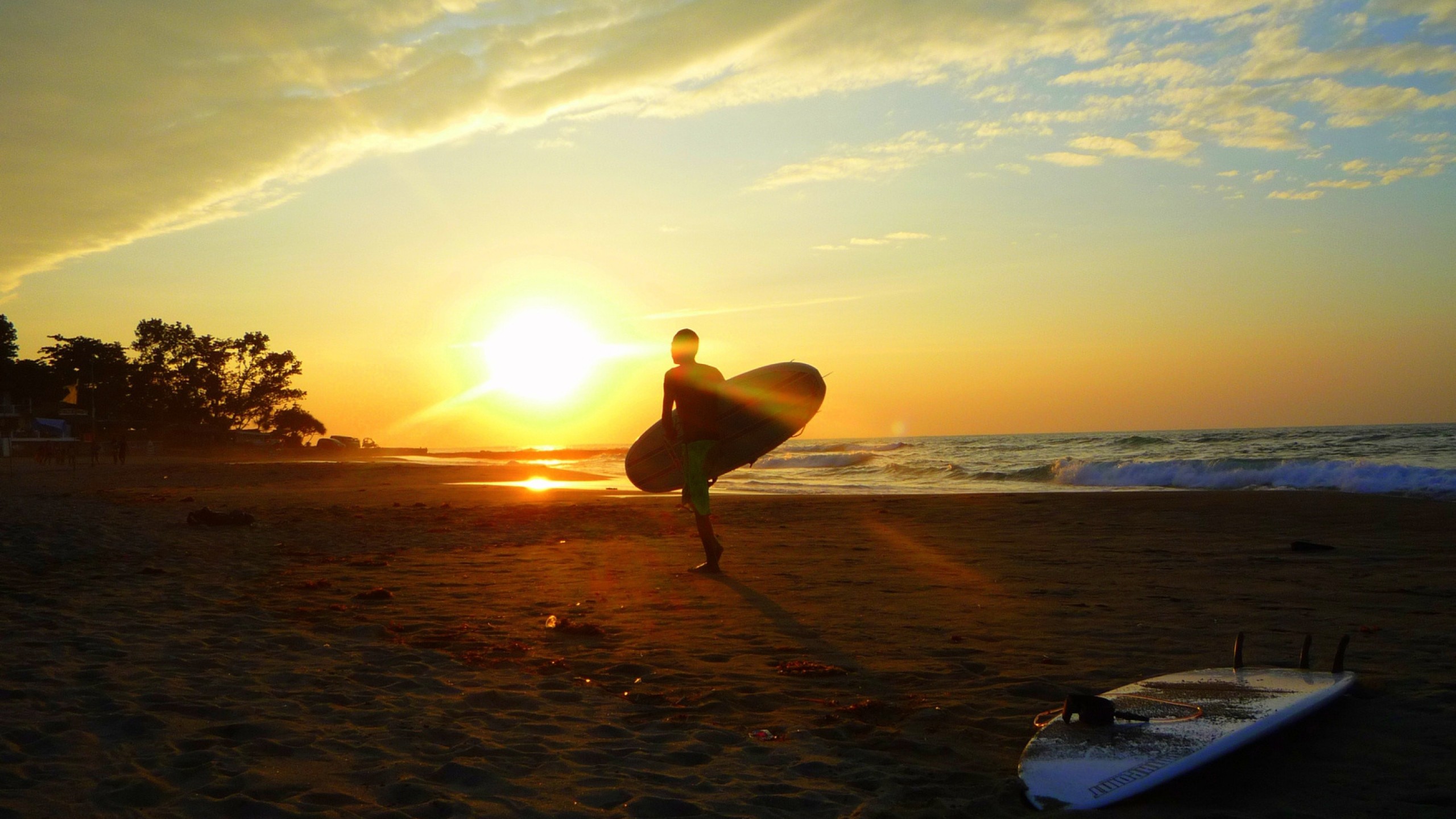 Surfista, Tavola da surf, Spiaggia, Tramonto, 2K 1440p, sfondo desktop
