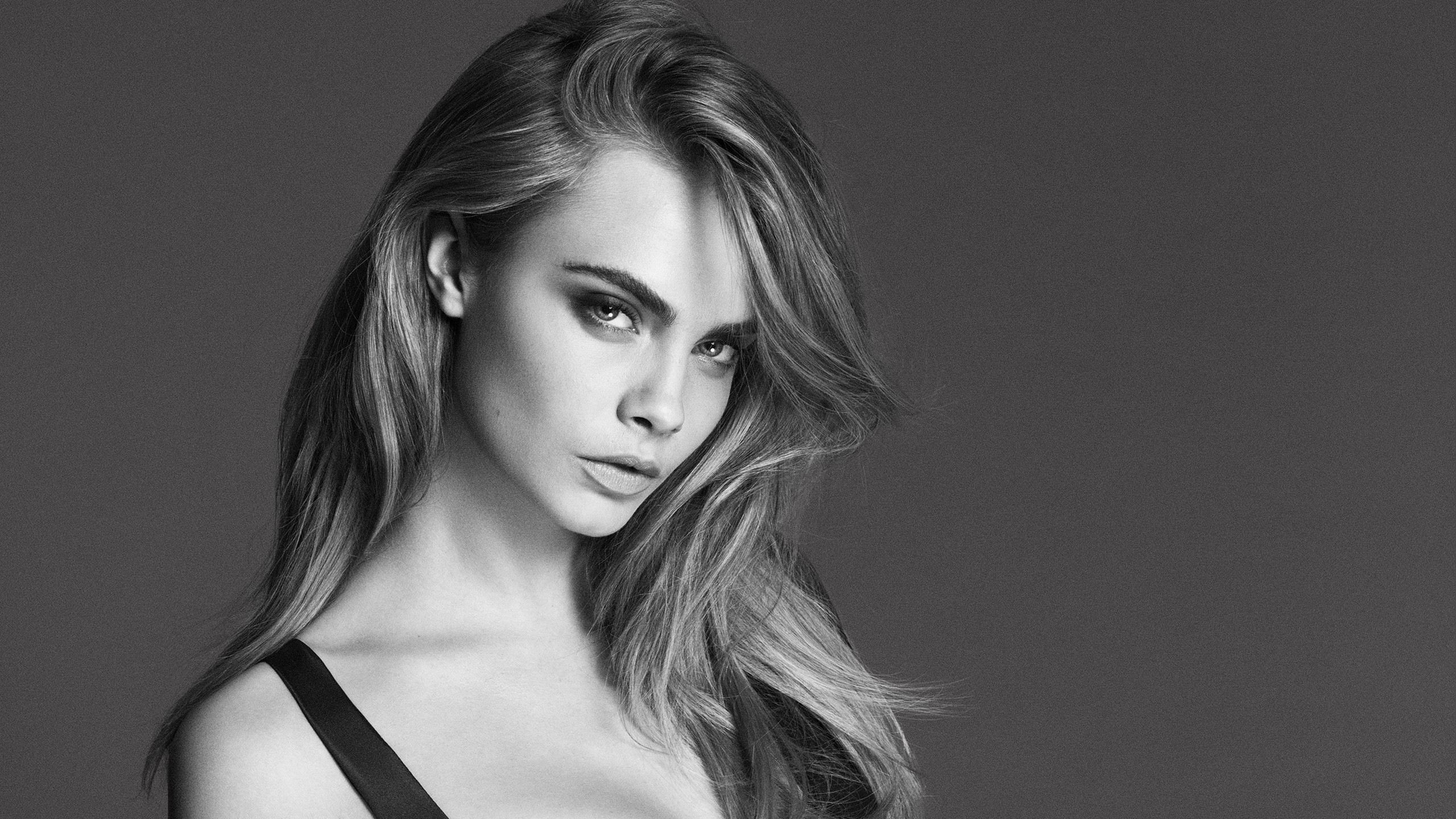Cara Delevingne, Bianco e nero, Ritratto, Sfondo grigio, 2K, wallpaper per computer