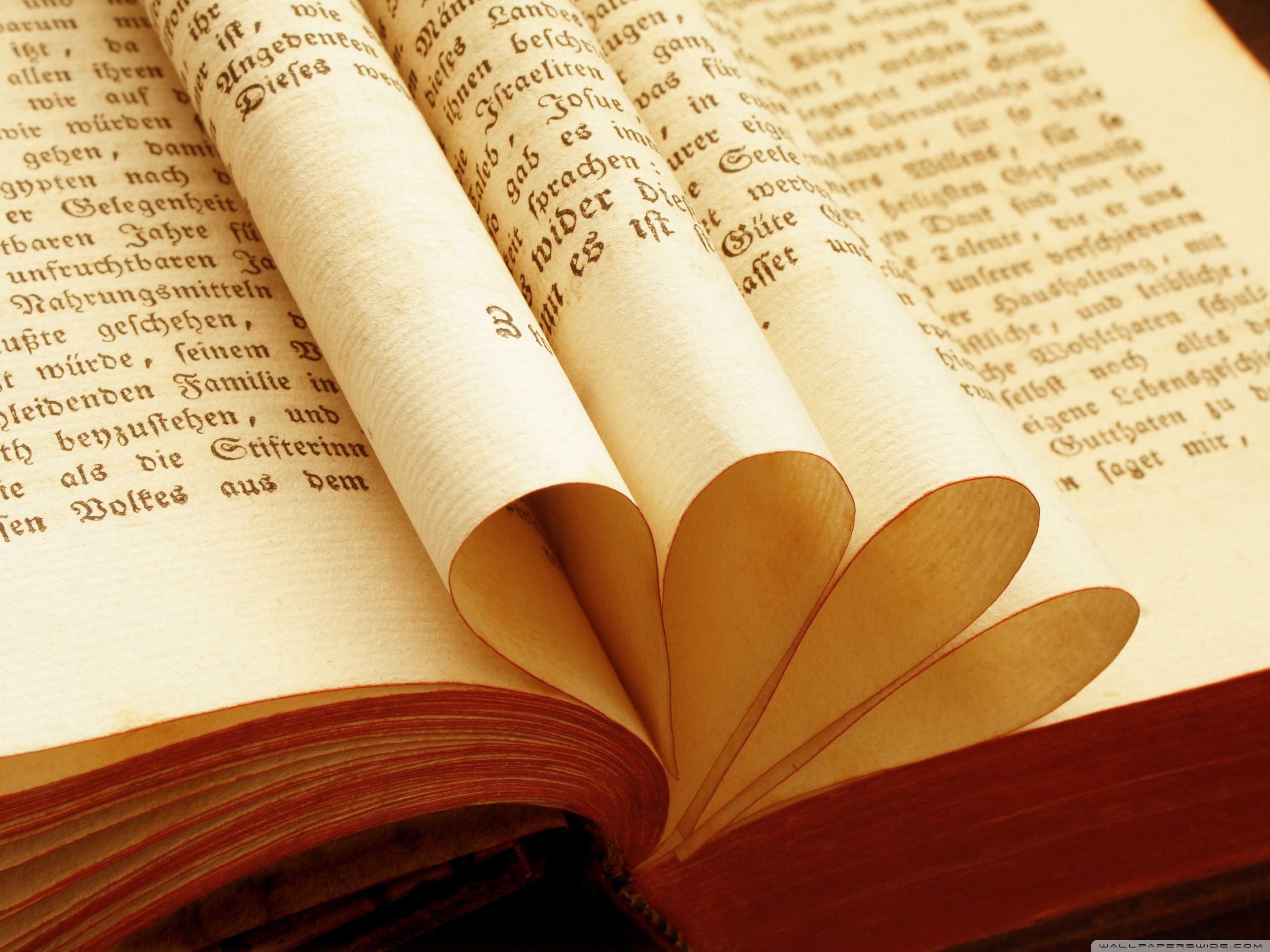 Cuore di pagine, Libro antico, Testo gotico, sfondo per iPad e tablet