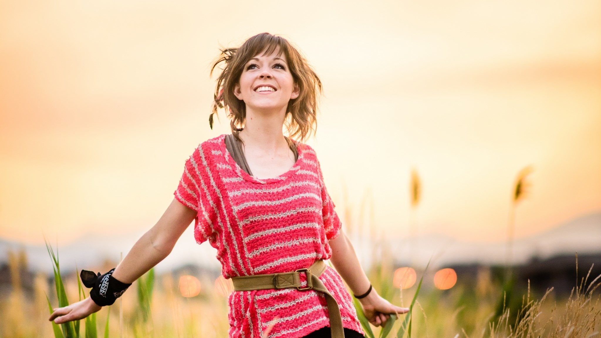 Lindsey Stirling, Tramonto, Prato, Gioia, Full HD, sfondo per portatile