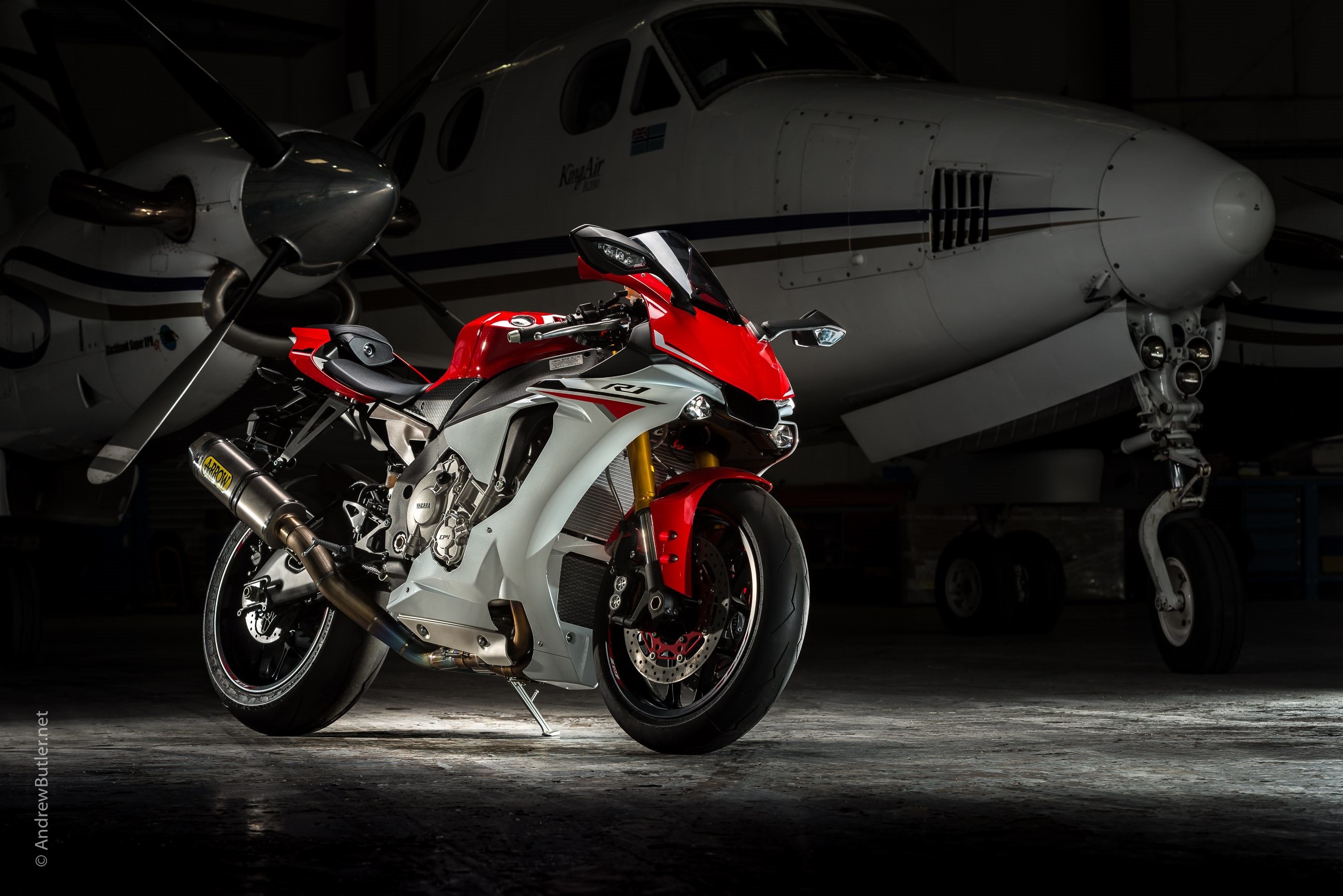 Yamaha YZF-R1, Superbike, Hangar, Aereo, 2K, sfondo Windows 11