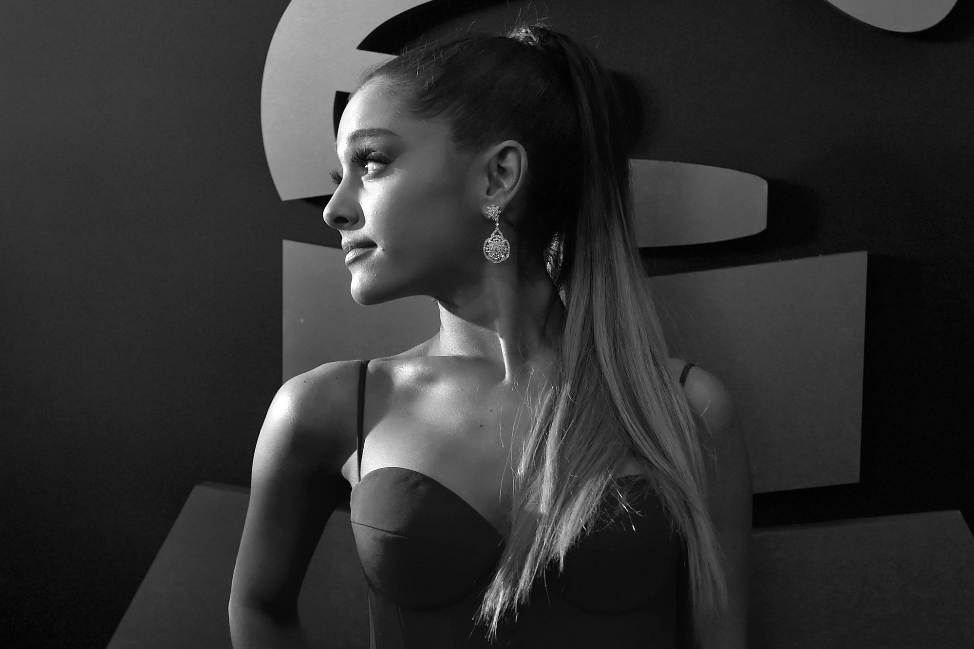 Ariana Grande, Bianco e nero, Grammy, Orecchini, Full HD, sfondo desktop