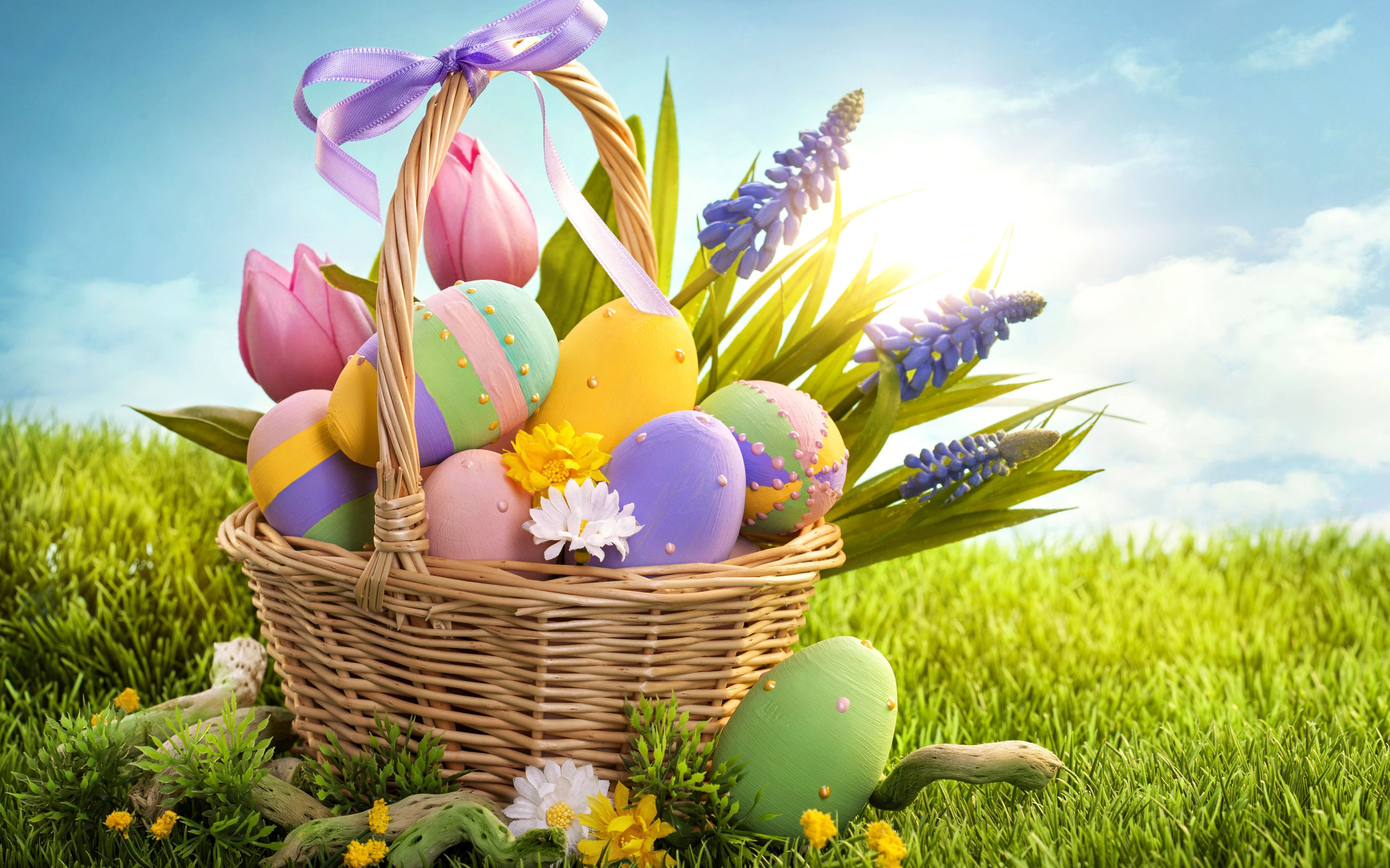 Cestino pasquale, Uova di Pasqua, Tulipani, Prato, Cielo azzurro, sfondo widescreen 2K