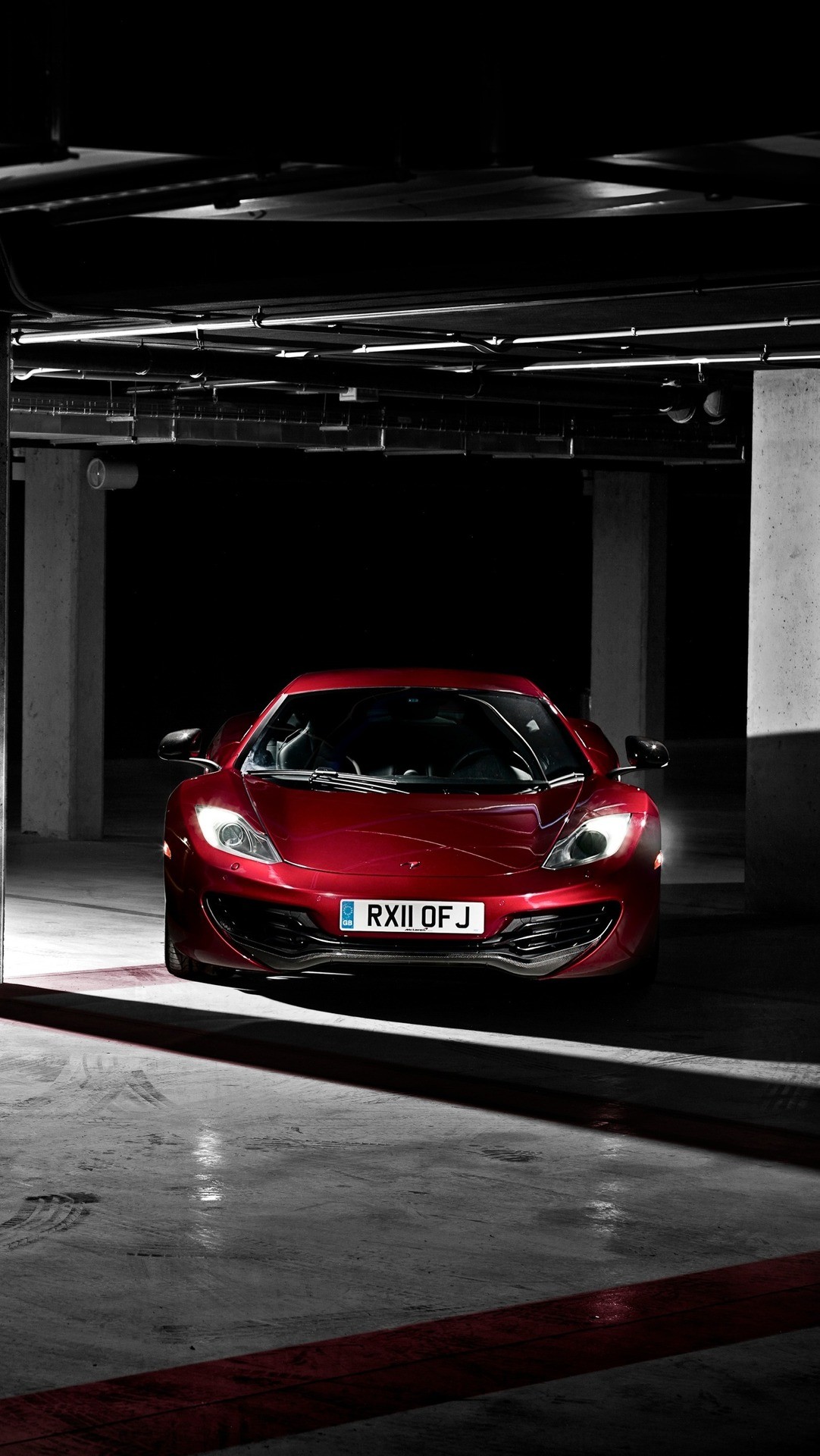 McLaren MP4-12C, Supercar, Garage, Rossa, sfondo per iPhone 16