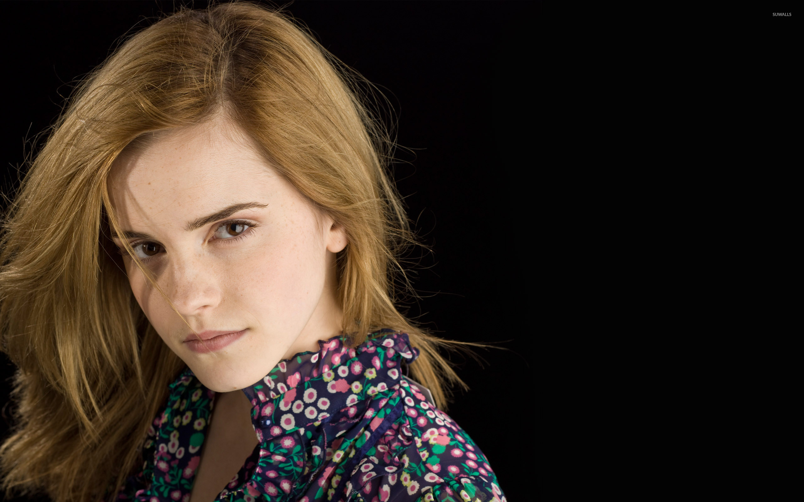 Emma Watson, Camicia a fiori, Sfondo nero, 16:10 2K, wallpaper widescreen