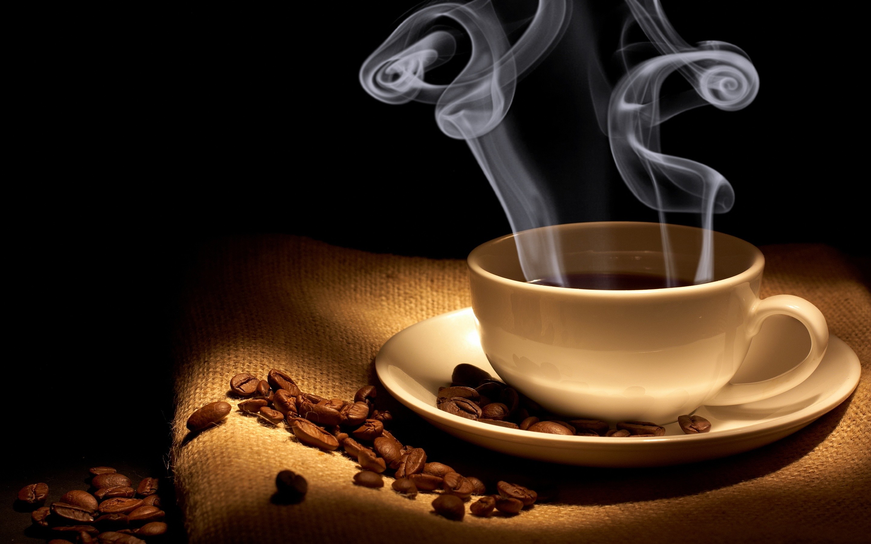 Tazza di caffè, Vapore, Chicchi di caffè, Sfondo nero, 16:10 2K, wallpaper widescreen