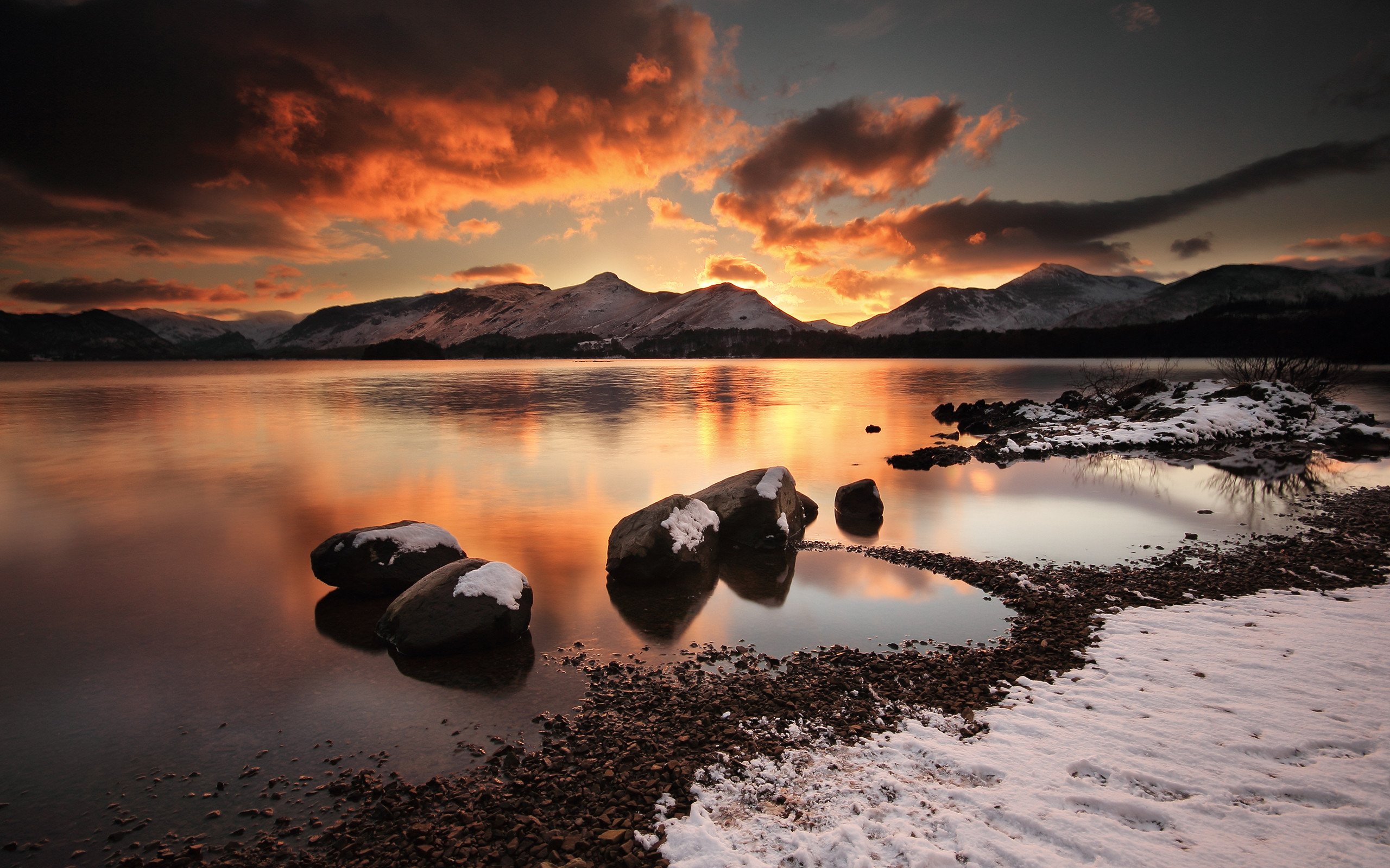Lago, Rocce, Tramonto, Neve, 2K, sfondo Windows 11