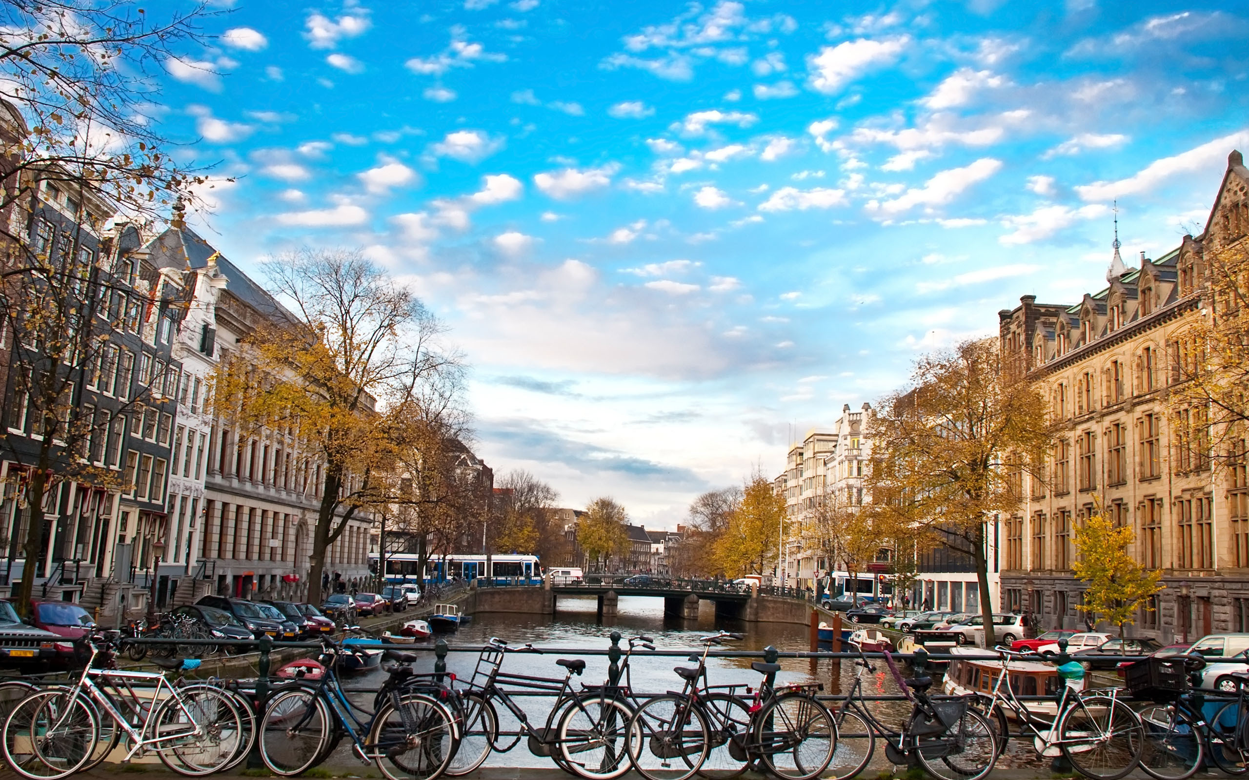 Amsterdam, Canale, Biciclette, Cielo azzurro, Autunno, 2K 1600p, sfondo desktop