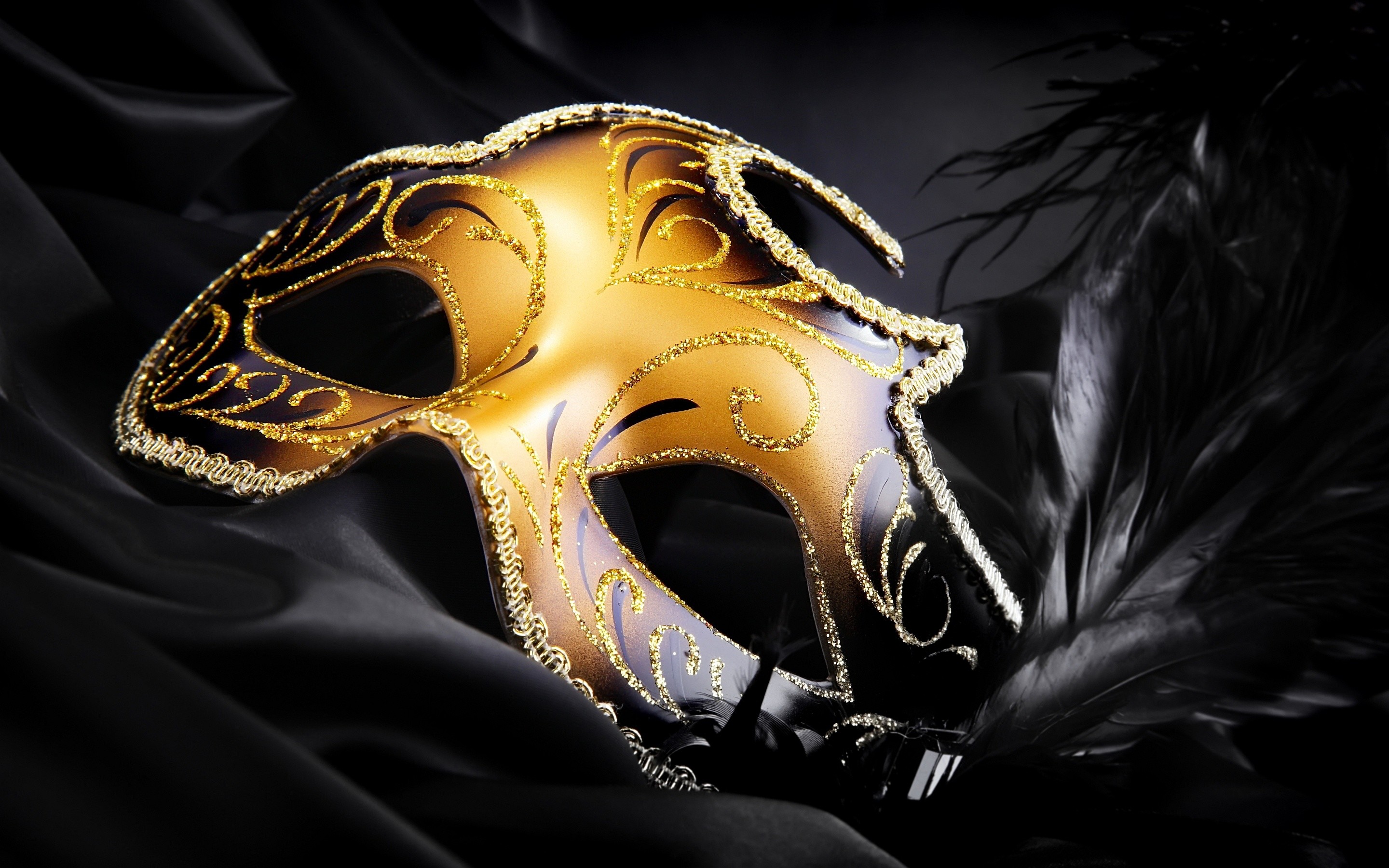Maschera veneziana, Maschera dorata, Piume nere, Sfondo nero, 16:10 2K, wallpaper widescreen
