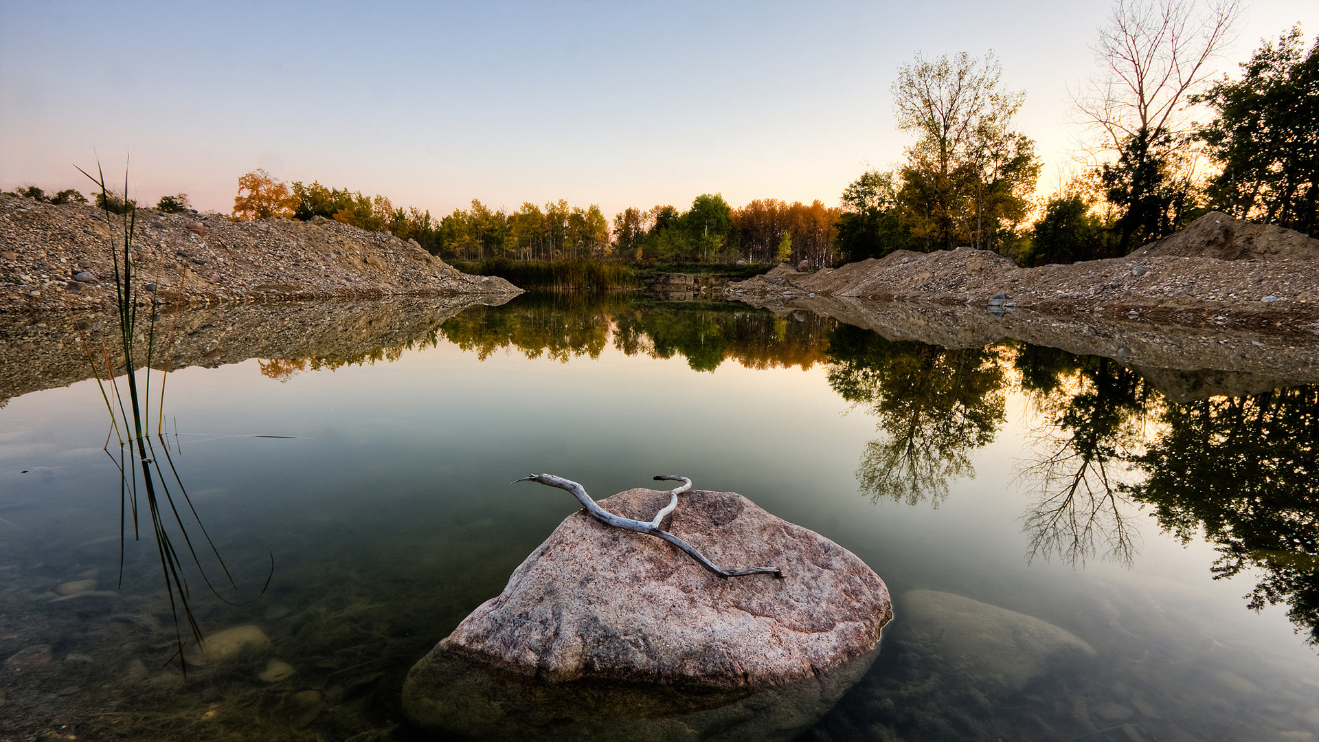 Stagno, Roccia, Riflesso, Tramonto, Full HD, sfondo Windows 11