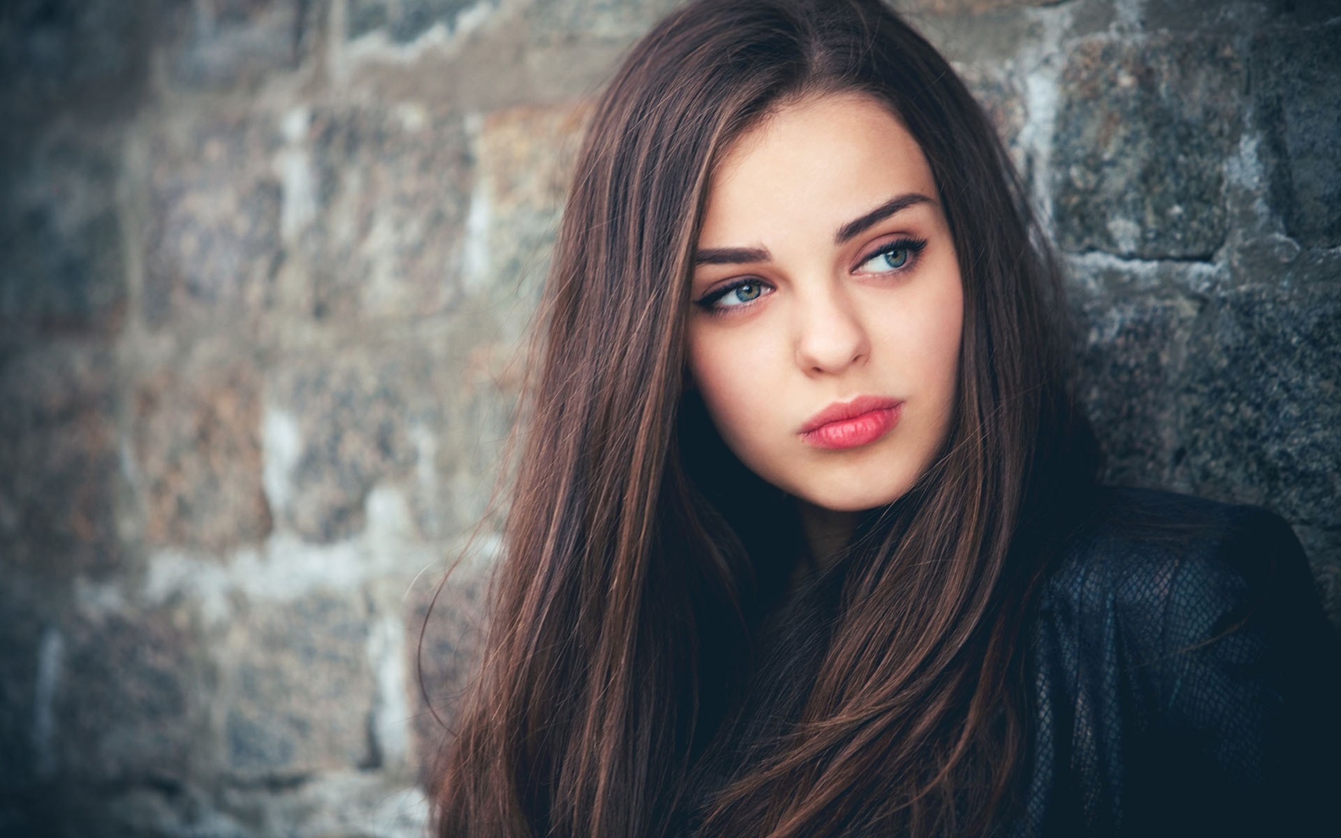 Ragazza, Occhi azzurri, Muro di pietra, Mora, 16:10 Full HD, wallpaper widescreen