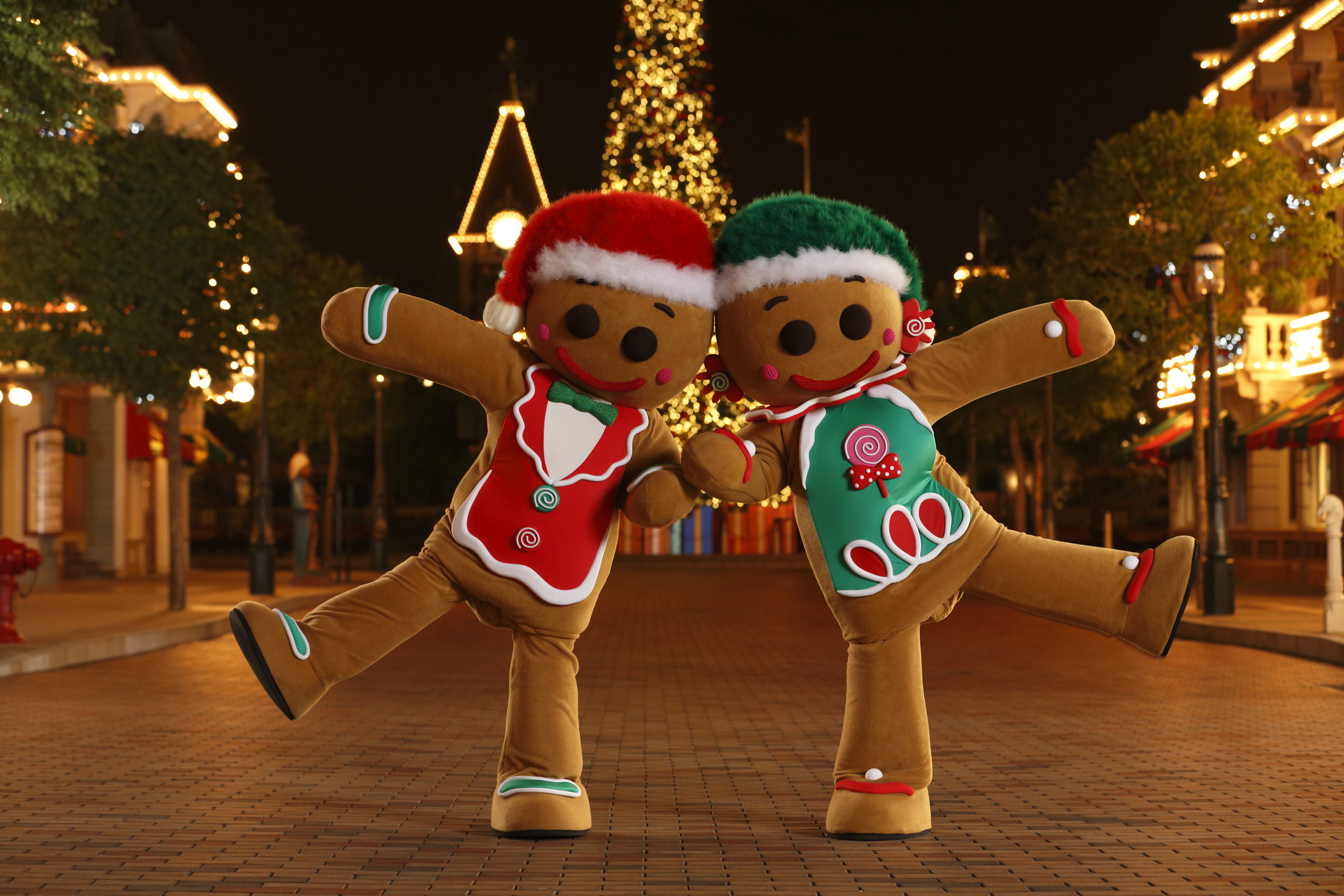 Omini di pan di zenzero, Mascotte, Disneyland, Albero di Natale, Notte, sfondo 2K per computer