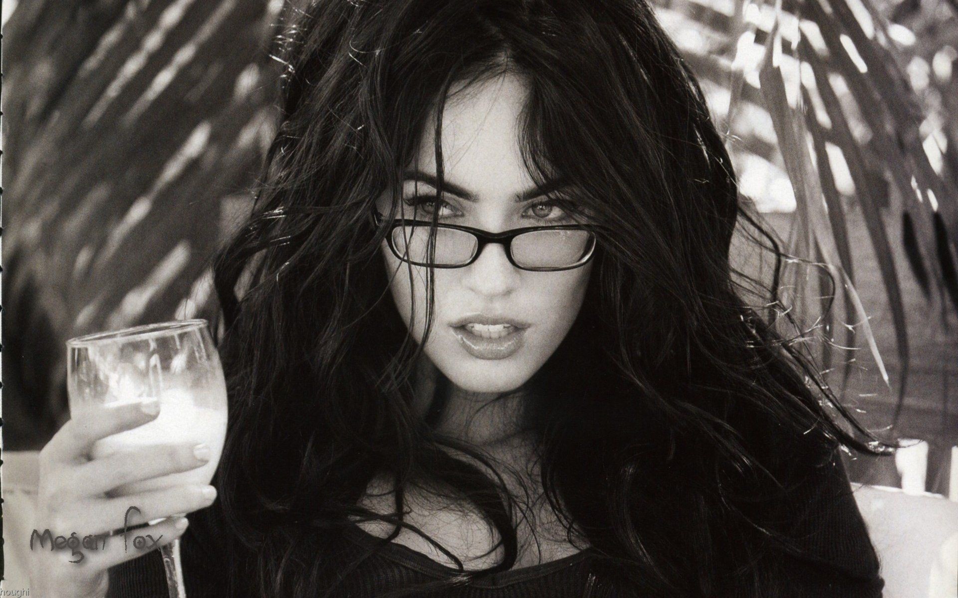 Megan Fox, Occhiali, Bicchiere, Bianco e nero, 16:10 Full HD, sfondo widescreen