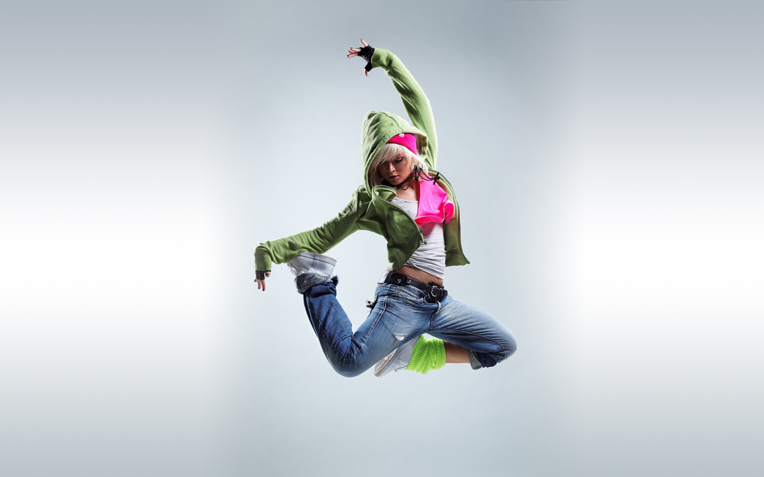 Ballerina, Salto, Giacca verde, Sfondo grigio, 2K, wallpaper per computer