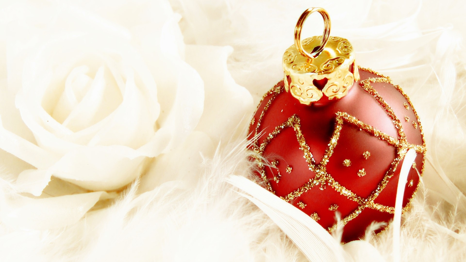 Pallina di Natale rossa, Rosa bianca, Piume, sfondo PC Full HD