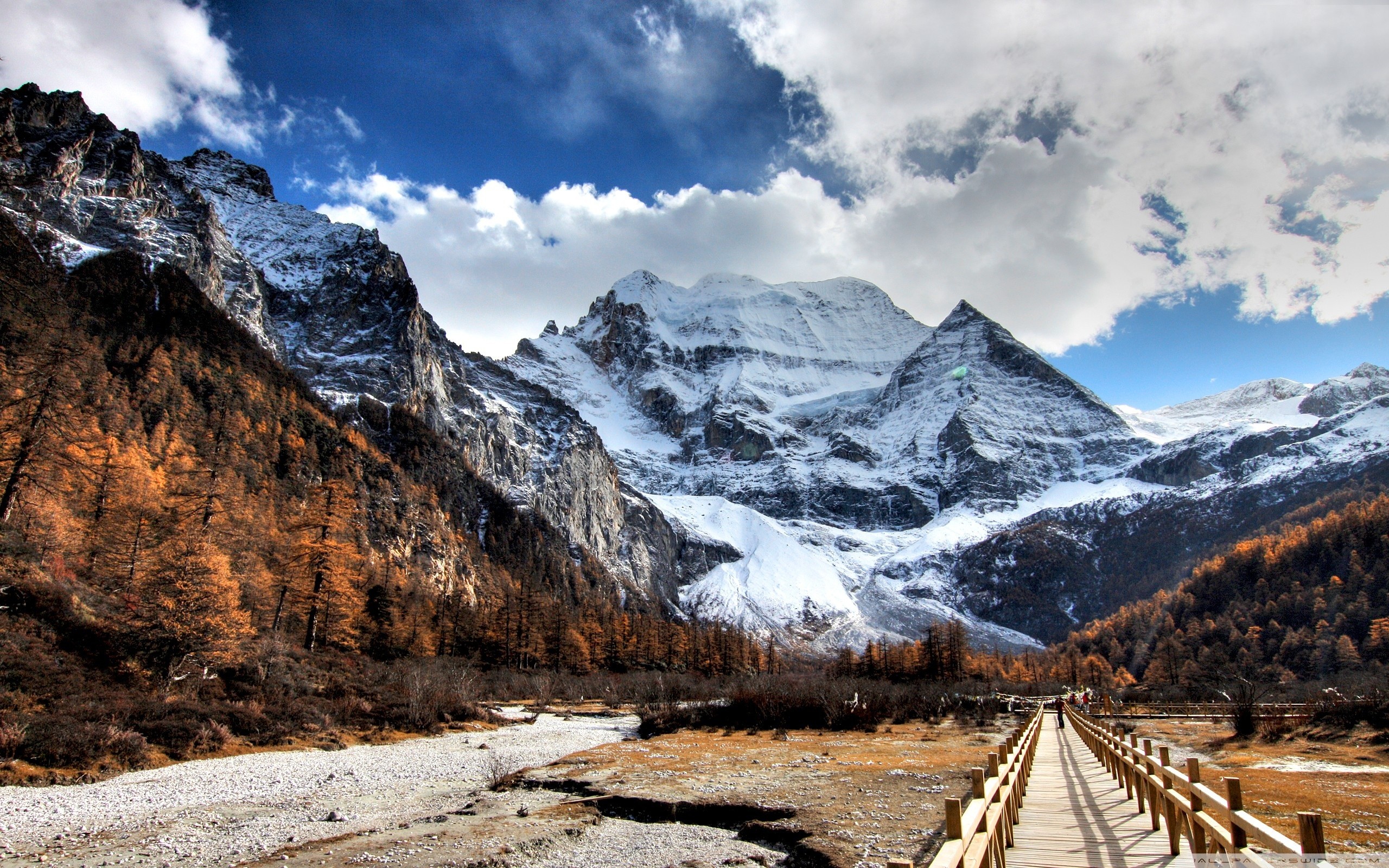 Yading, Montagne innevate, Passerella in legno, Valle, Autunno, 2560x1600, immagine di sfondo