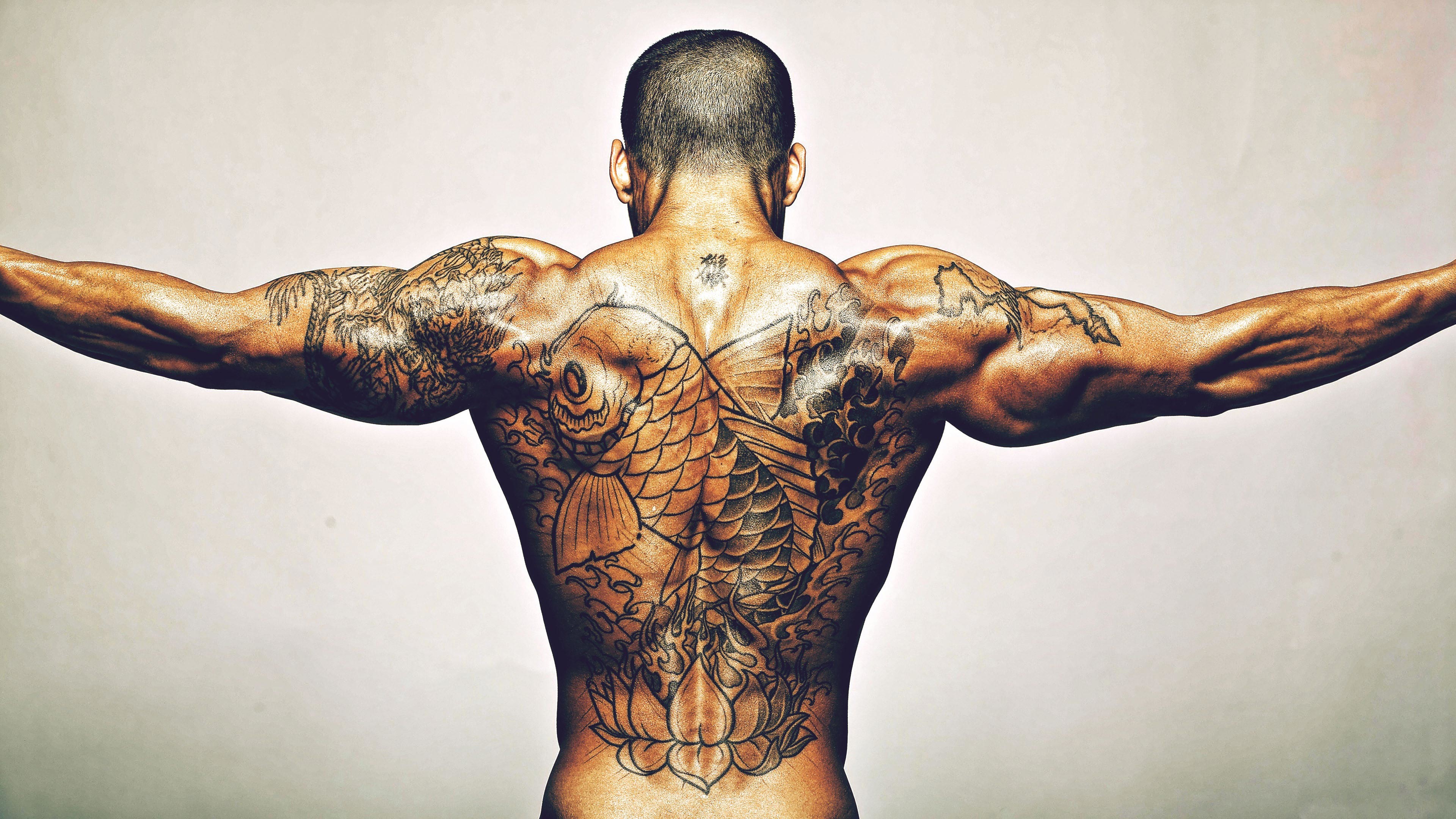 Schiena tatuata, Uomo tatuato, Braccia aperte, Muscoli, 4K, sfondo Windows 11