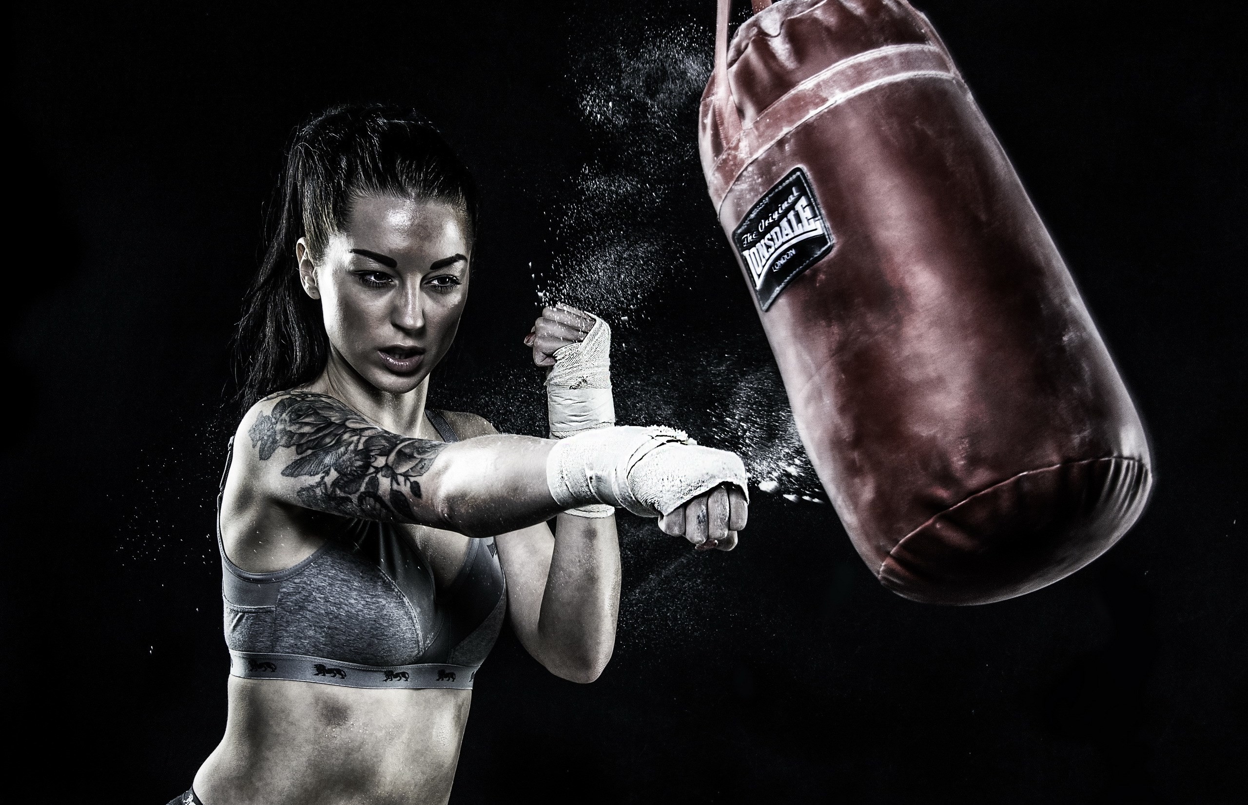 Sacco da boxe, Pugile donna, Fasciature, Allenamento, Bianco e nero, sfondo 2K per computer