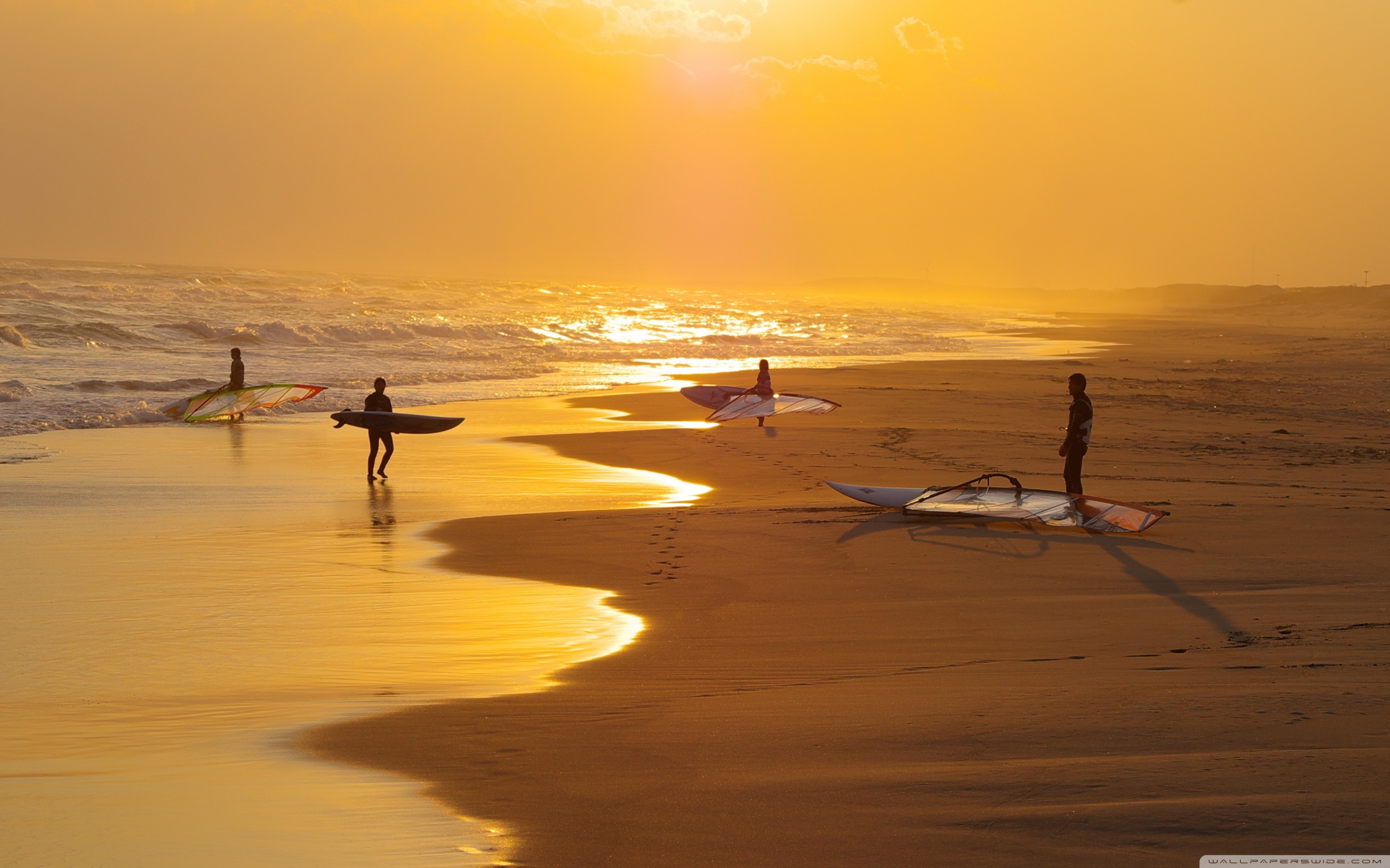 Surfisti, Spiaggia, Tramonto, Oro, 2K, sfondo Windows 11