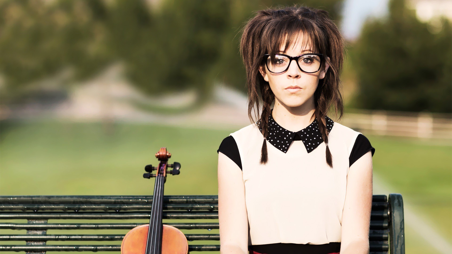 Lindsey Stirling, Violino, Occhiali, Panchina, Ritratto, Full HD 1080p, sfondo desktop