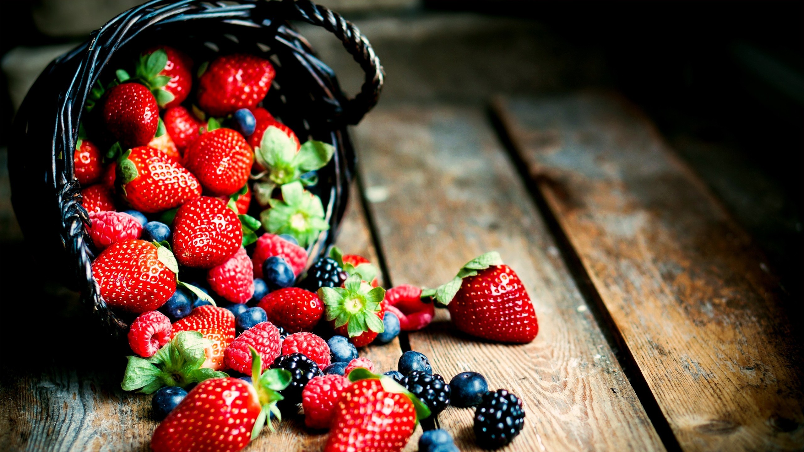 Fragole, Mirtilli, More, Cesto, Legno, 16:9 2K, sfondo widescreen
