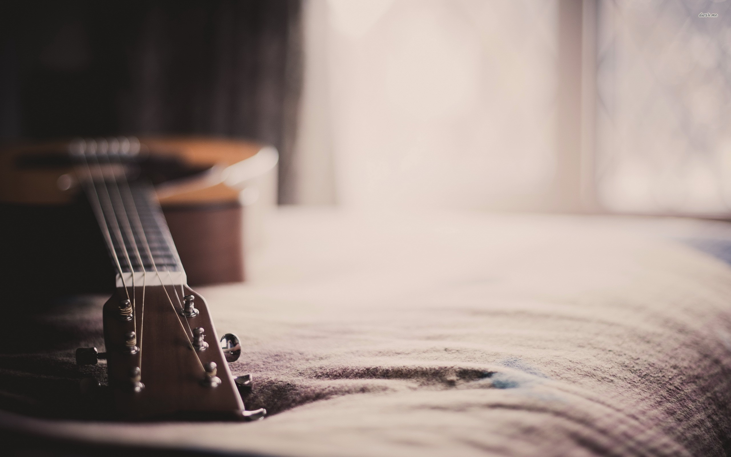 Chitarra acustica, Letto, Luce soffusa, Ponticello, 2560x1600, immagine di sfondo