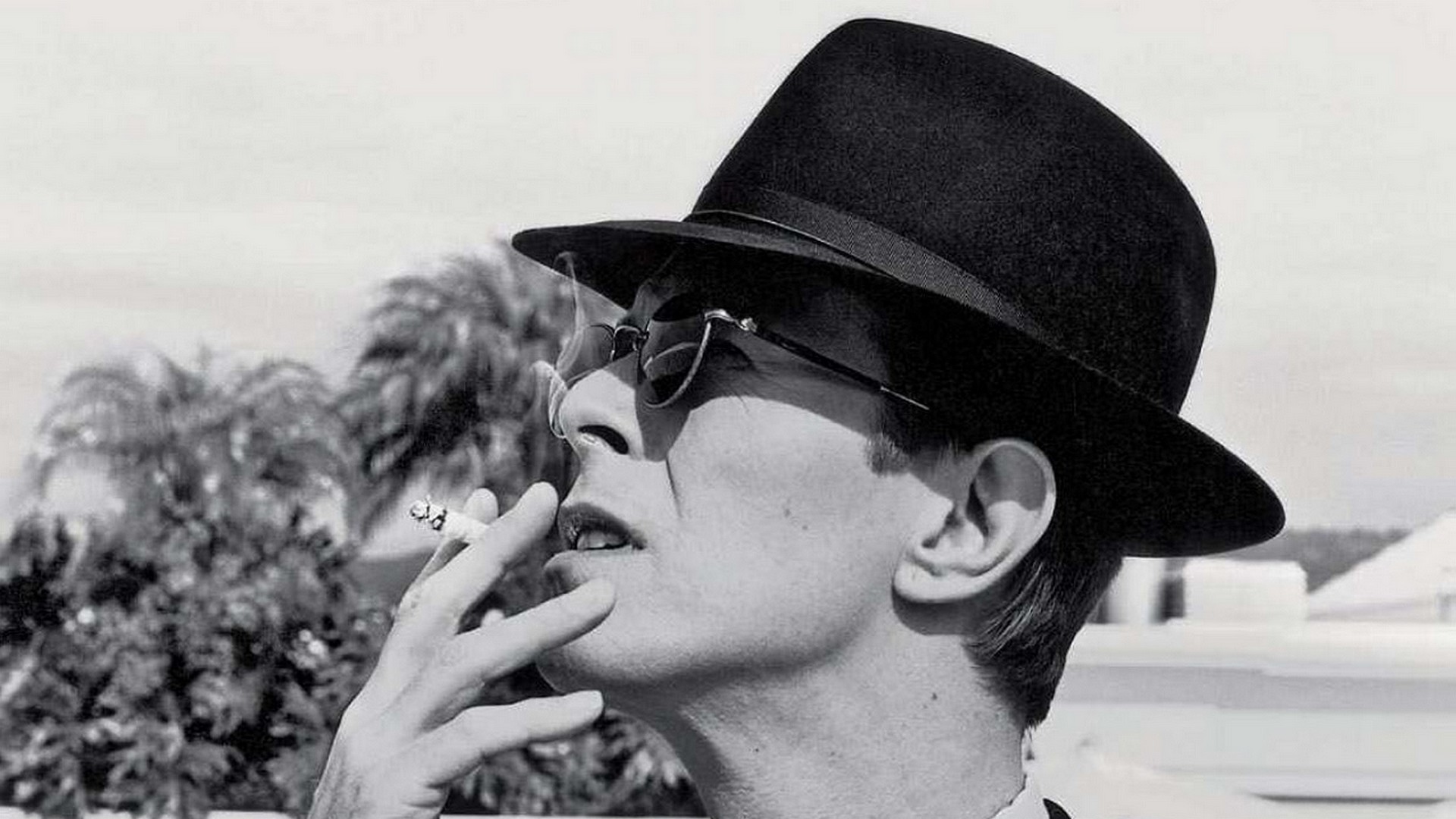 David Bowie, Cappello, Sigaretta, Occhiali da sole, Bianco e nero, sfondo 16:9 Full HD