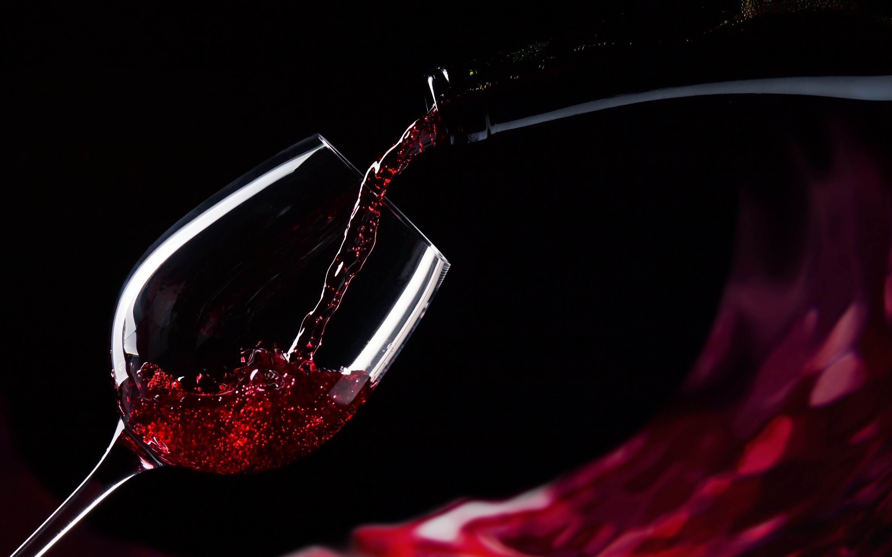 Vino rosso, Calice, Versare, Sfondo nero, 2K, wallpaper desktop