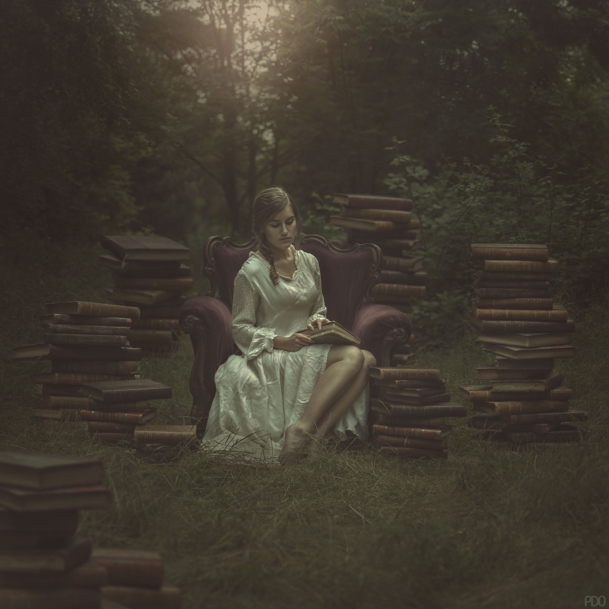 Pile di libri, Donna che legge, Foresta, Atmosfera fiabesca, sfondo per iPad e tablet
