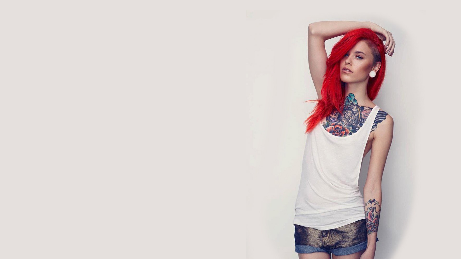 Ragazza tatuata, Capelli rossi, Canotta bianca, Sfondo chiaro, 1920x1080, wallpaper desktop