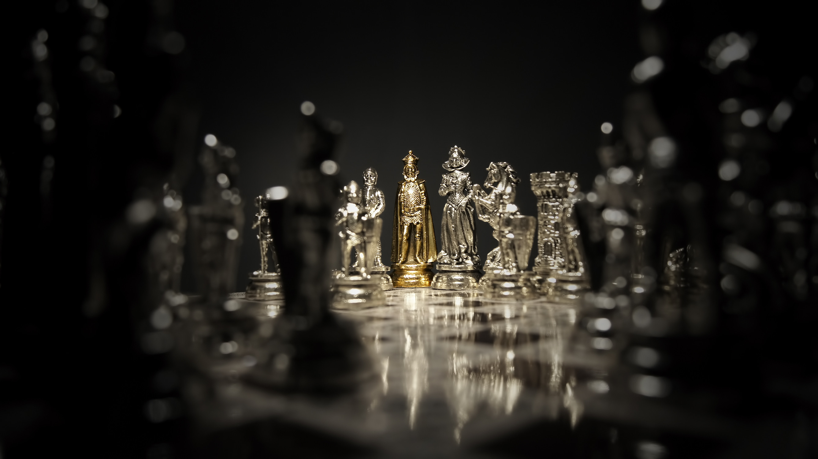 Pezzi dorati, Scacchiera, Bokeh, Toni scuri, 2K, sfondo per PC