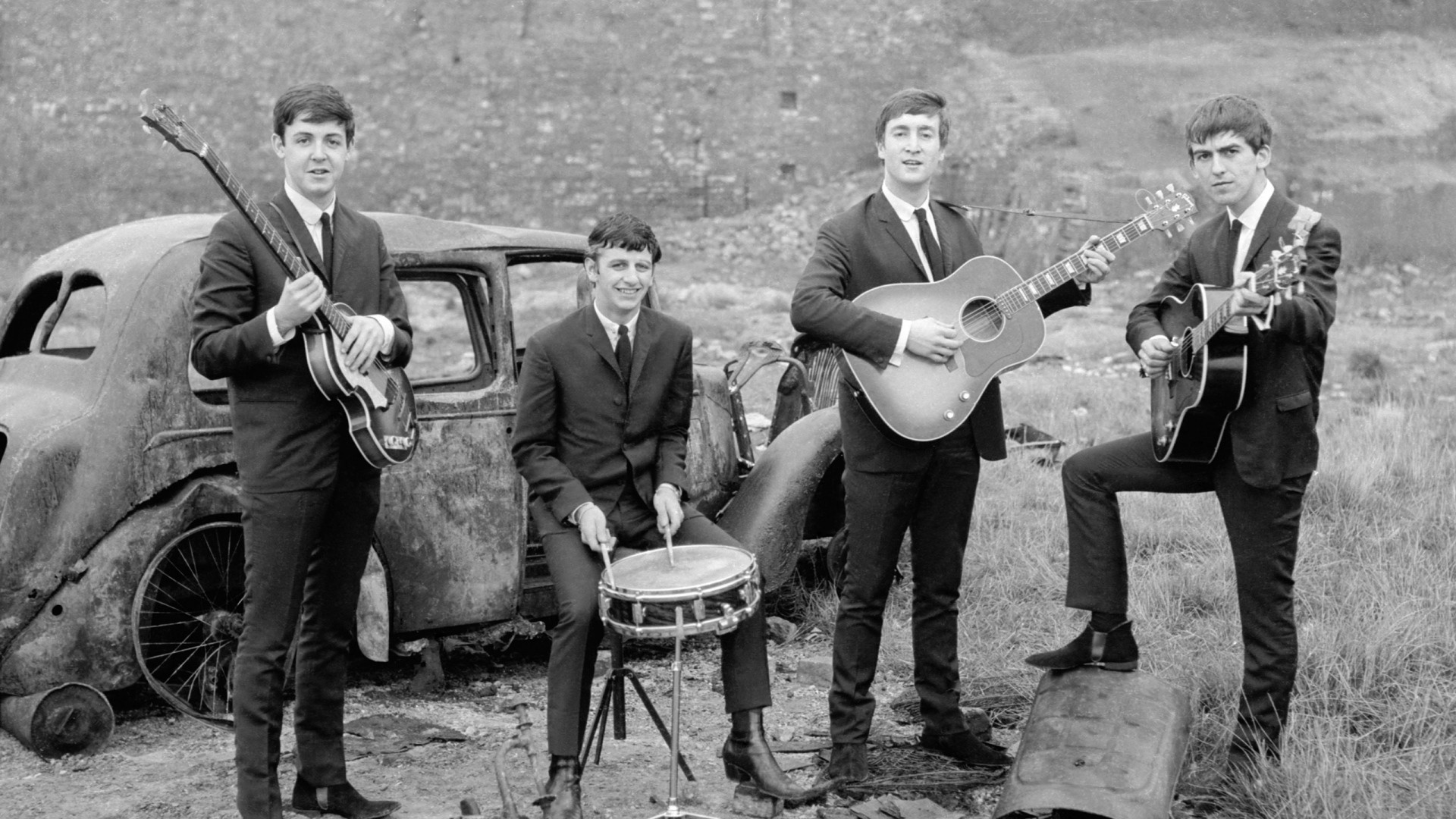 The Beatles, Chitarre, Batteria, Auto abbandonata, Bianco e nero, sfondo Windows 11