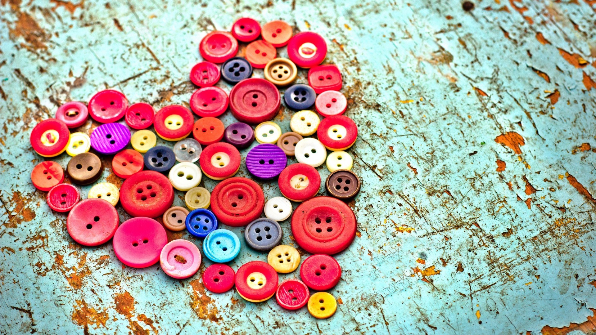 Bottoni colorati, Cuore, Legno scrostato, 16:9 Full HD, wallpaper widescreen