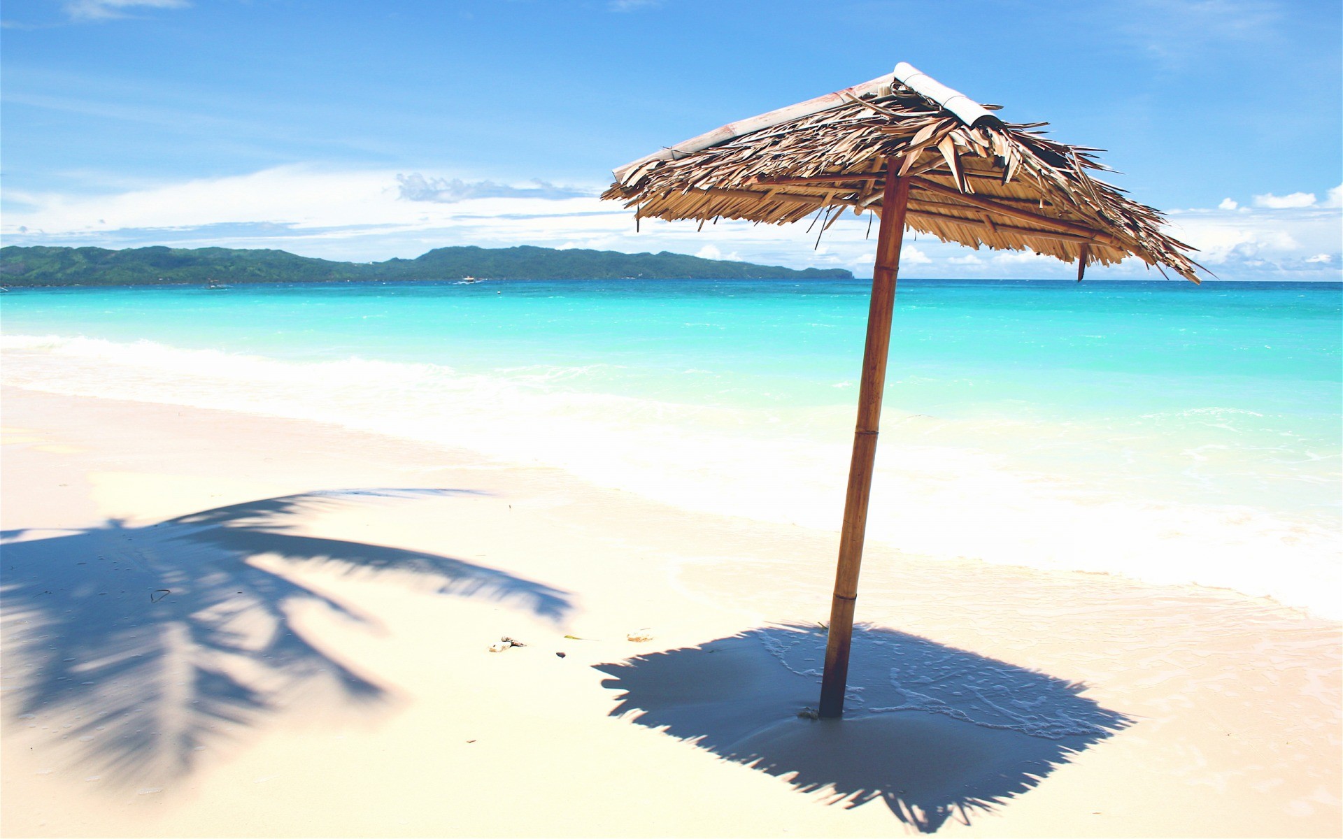 Ombrellone di paglia, Spiaggia tropicale, Mare turchese, Estate, wallpaper desktop Full HD