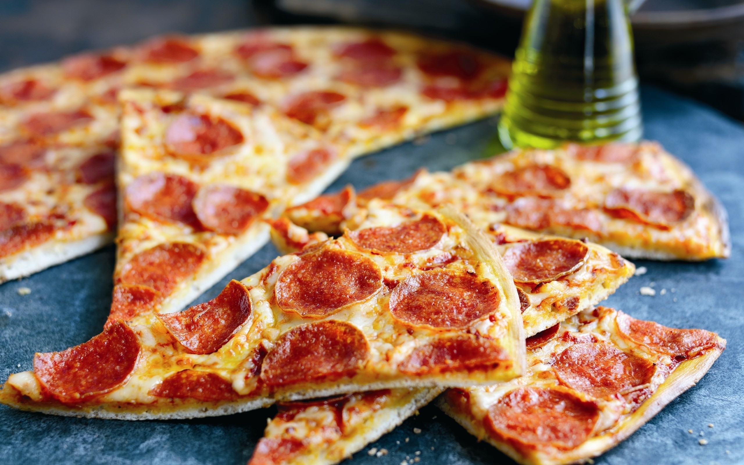 Pizza al salame piccante, Fette, Pepperoni, 2K 1600p, sfondo desktop