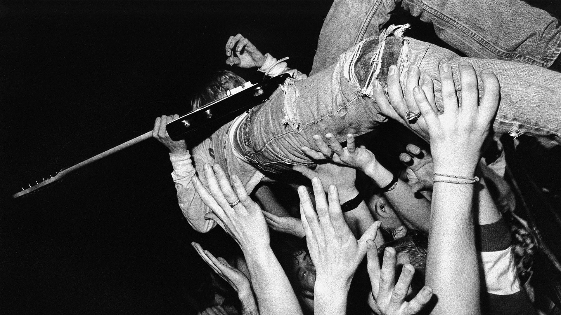 Kurt Cobain, Stage diving, Folla, Chitarra, Bianco e nero, Full HD, wallpaper per computer
