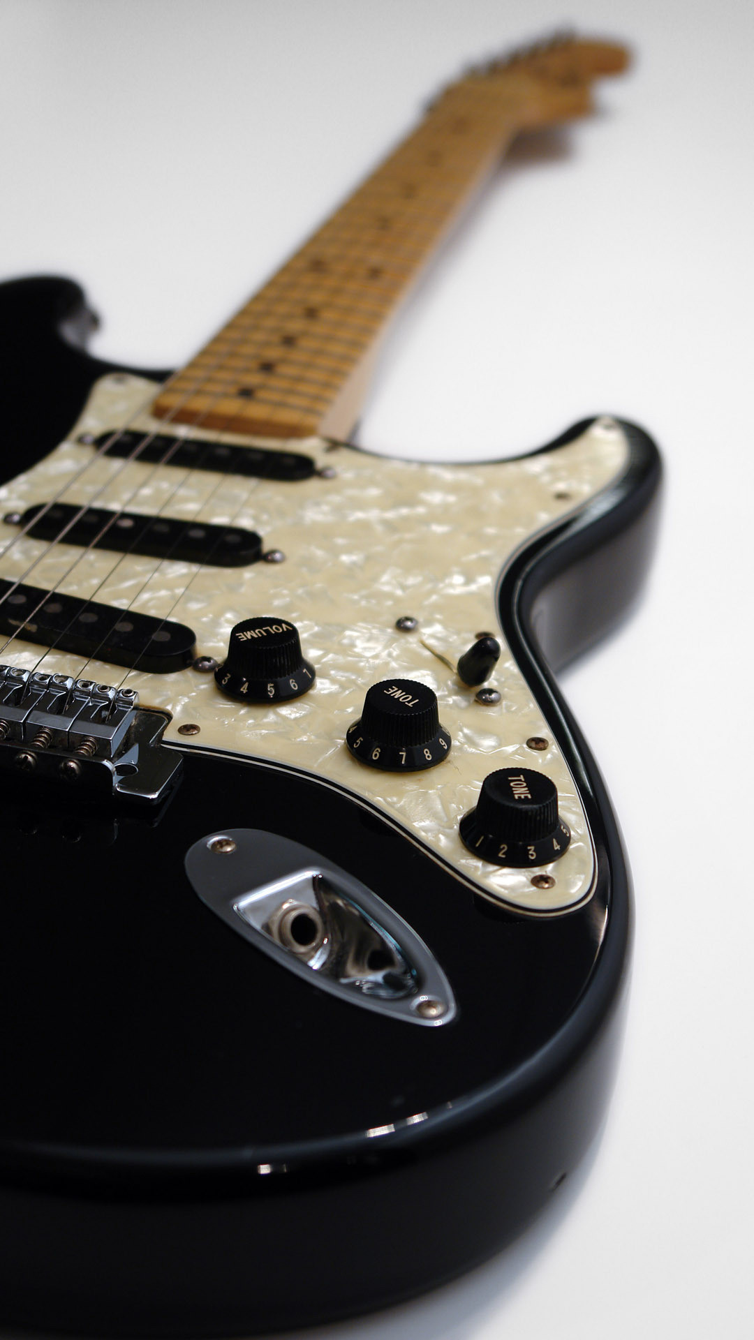 Fender Stratocaster, Chitarra elettrica, Battipenna perlato, Nero, sfondo verticale per cellulare