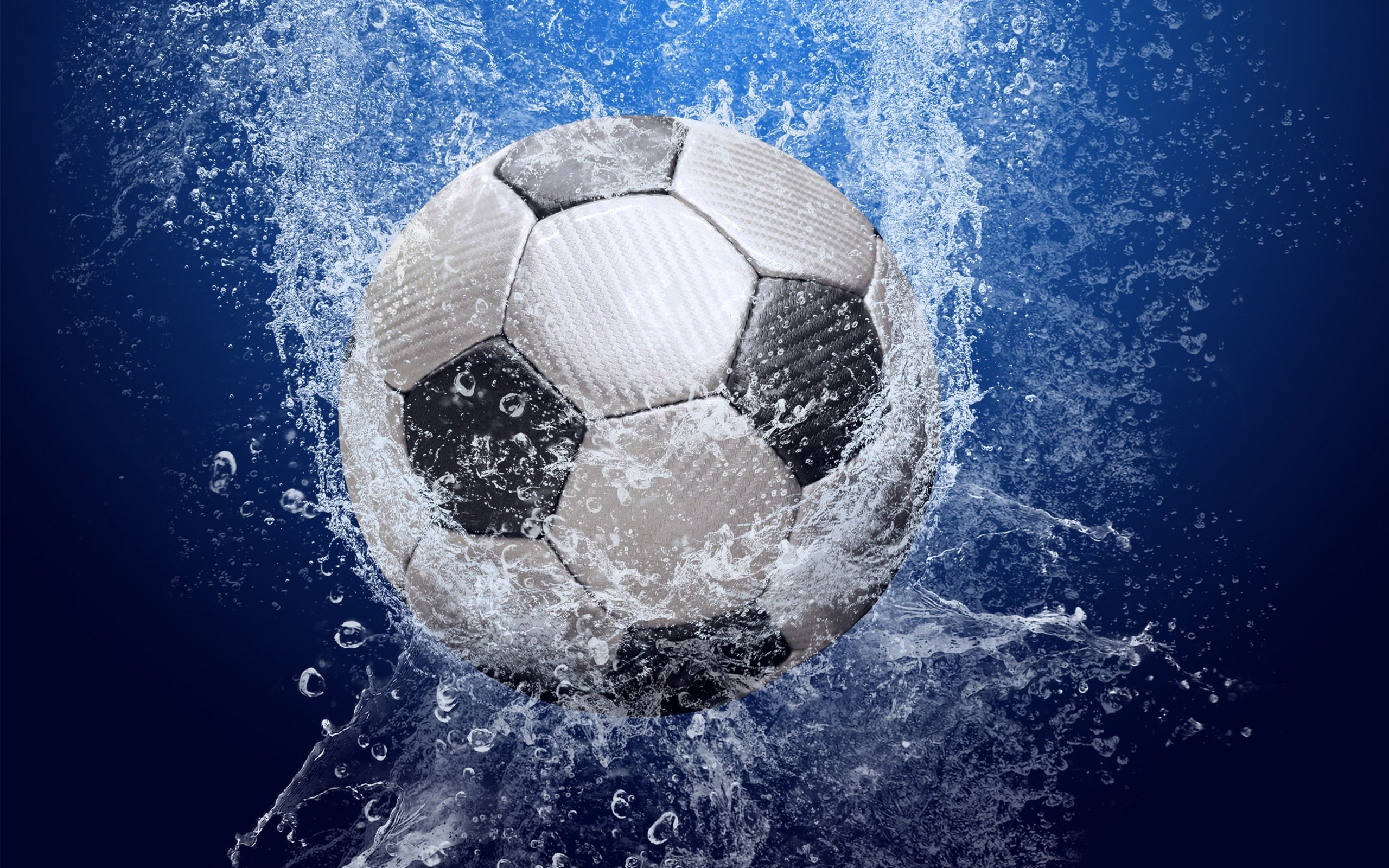 Pallone da calcio, Spruzzi d'acqua, Sfondo blu, Gocce, 16:10 2K, wallpaper widescreen