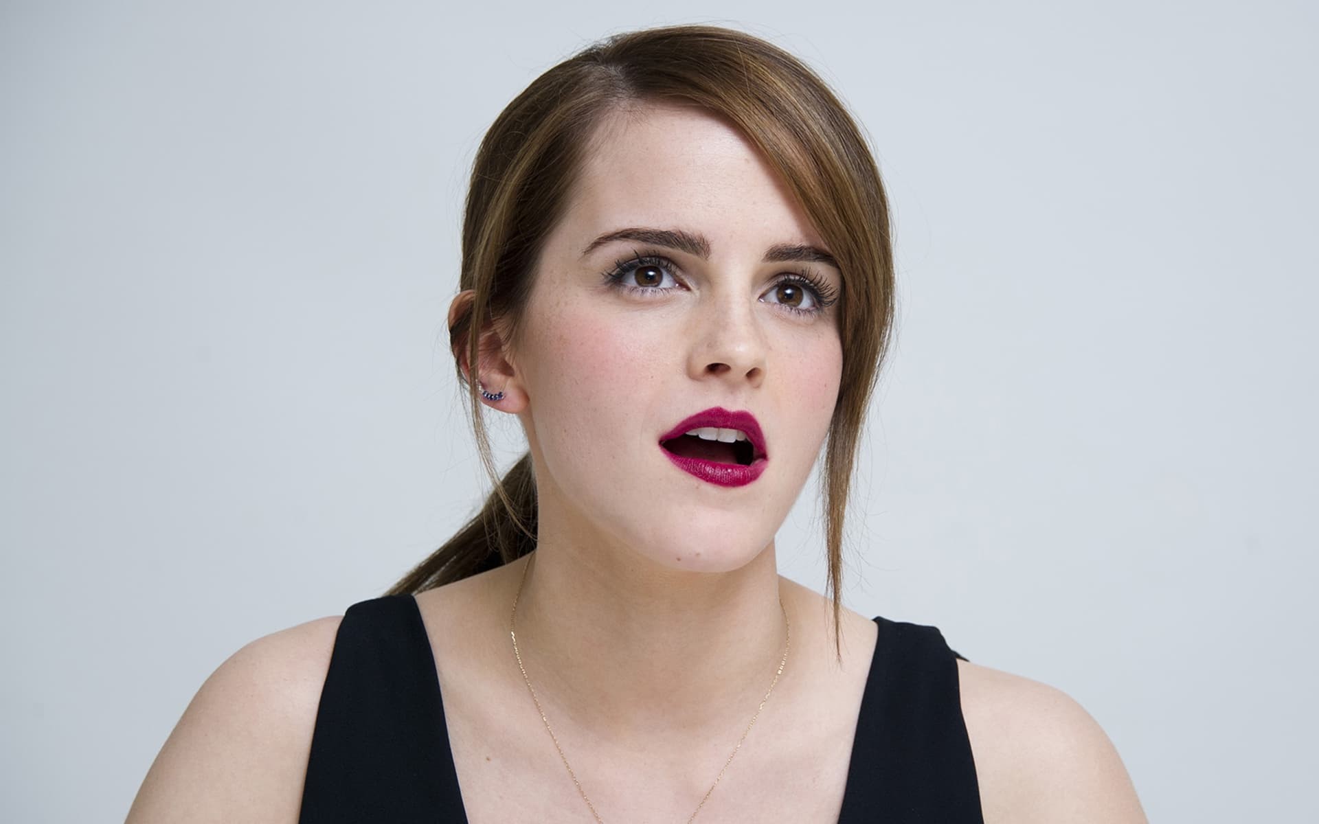 Emma Watson, Rossetto fucsia, Sfondo grigio, Full HD, wallpaper per PC