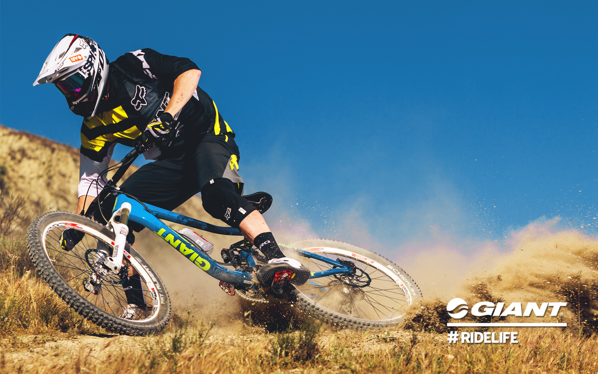 Giant Glory, Mountain bike, Curva, Polvere, Cielo blu, 16:10 Full HD, sfondo widescreen