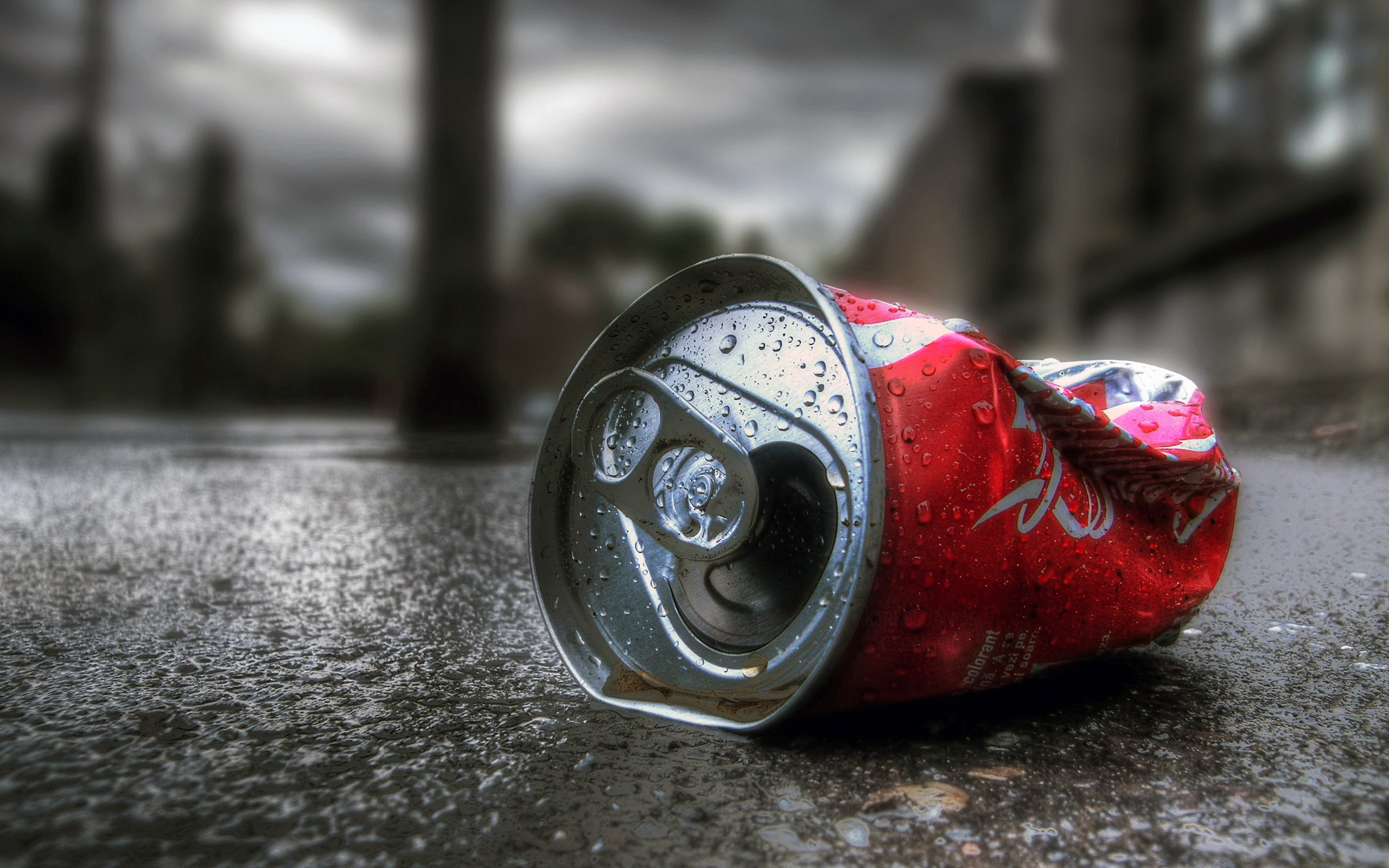 Coca-Cola, Lattina schiacciata, Strada, HDR, 2K, sfondo Windows 11