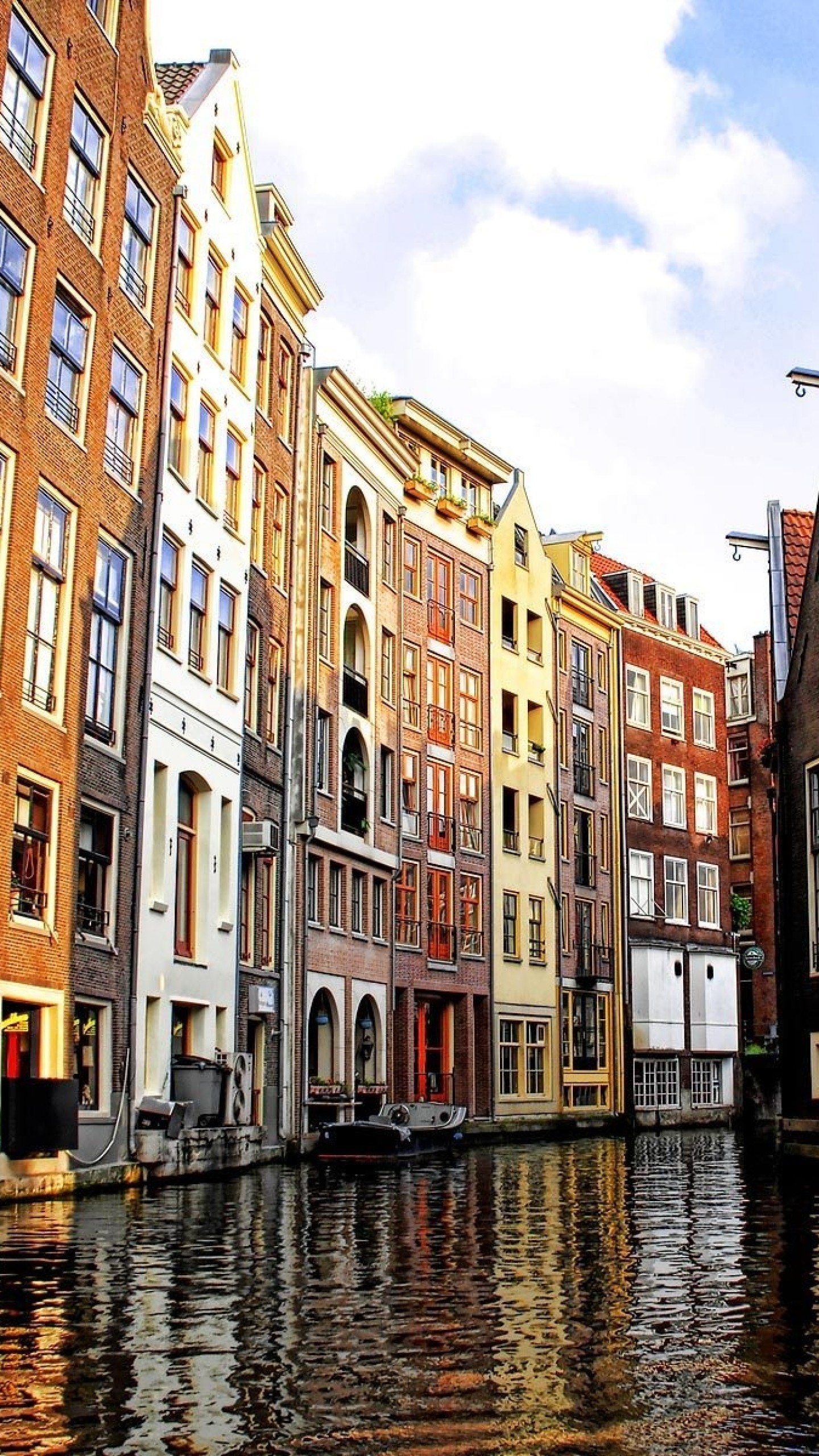 Amsterdam, Case sul canale, Facciate colorate, Vista dal basso, QHD+, sfondo per iPhone e Android