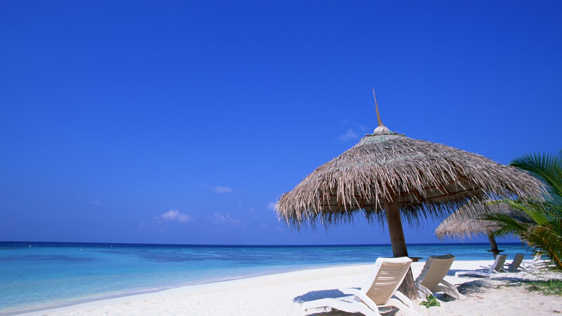 Spiaggia, Ombrellone di paglia, Lettini, Mare, Cielo azzurro, sfondo PC Full HD
