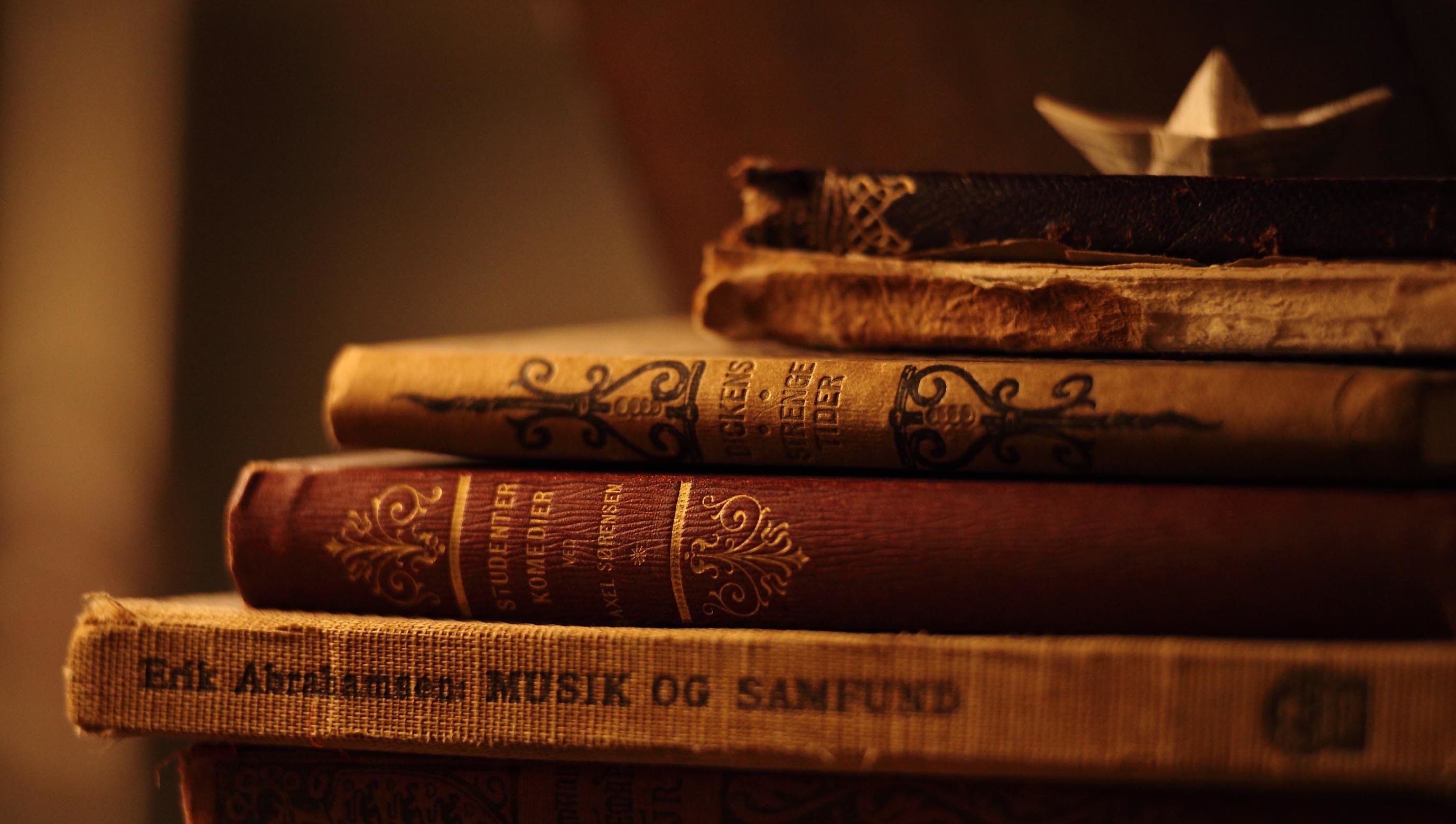Libri antichi, Barchetta di carta, Pila di libri, Vintage, 16:9 2K, sfondo widescreen